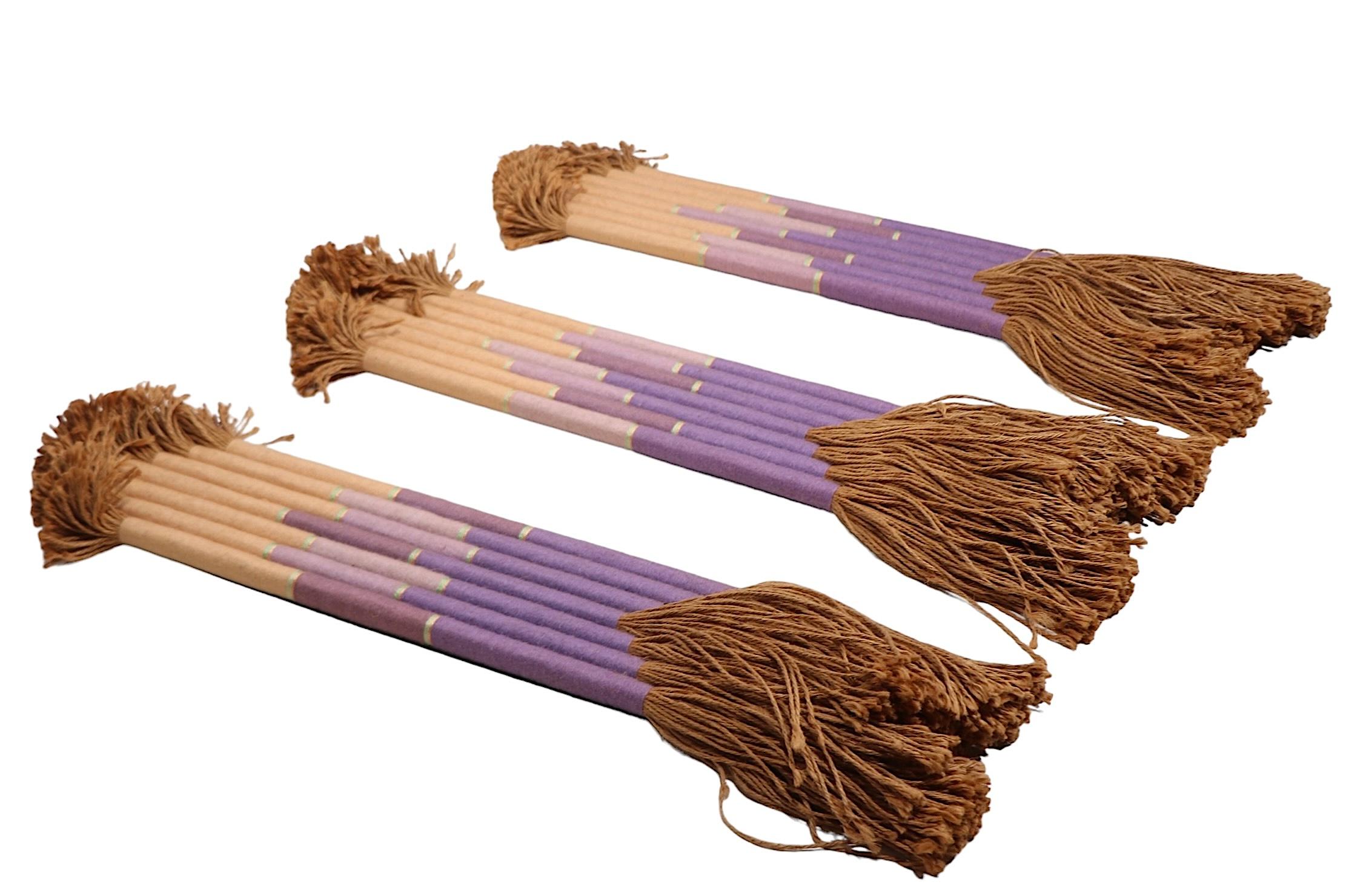 Set von drei postmodernen Wandbehängen aus Macrame (Postmoderne) im Angebot
