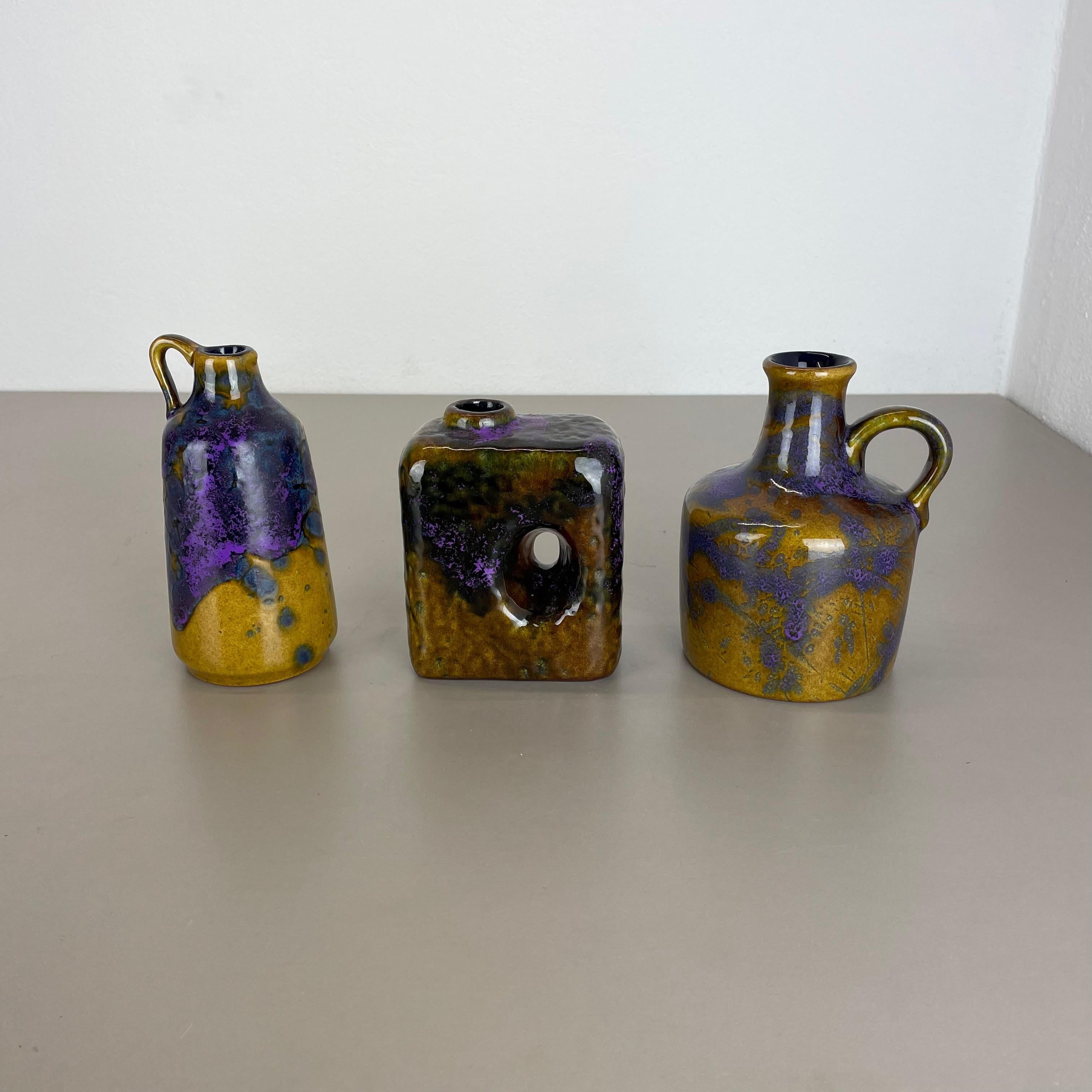 Artikel:

Keramische Vasen aus fetter Lava, 3 Stück


Produzent:

Marei Ceramics, Deutschland


Jahrzehnt:

1970s





Satz von 3 originalen Vintage Studio Pottery Vasen wurde in den 1970er Jahren von Marei Ceramics, Deutschland, hergestellt.