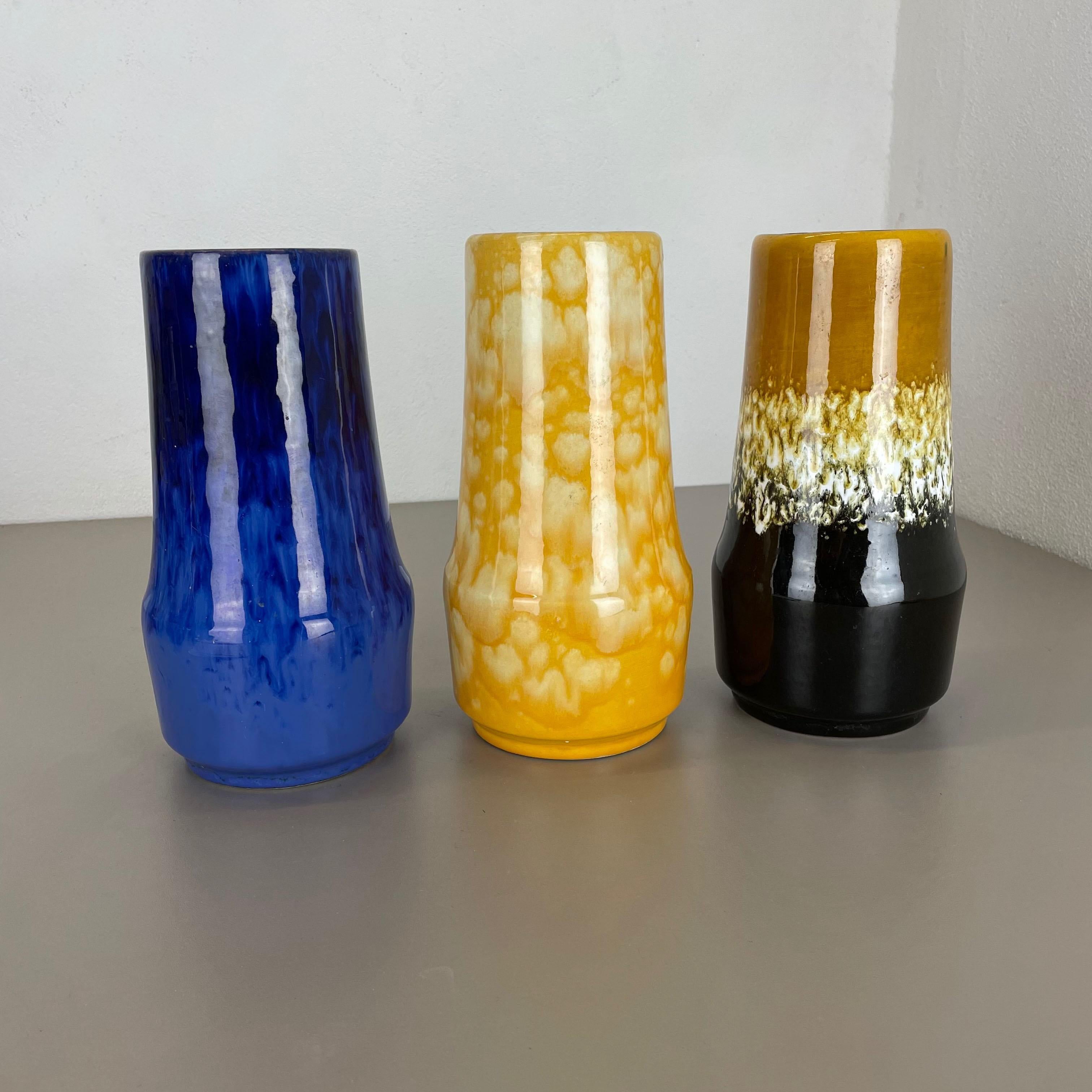 Artikel:

Satz von drei fetten Lavakunstvasen


Produzent:

Scheurich, Deutschland



Jahrzehnt:

1970s


 

Diese originalen Vintage-Vasen wurden in den 1970er Jahren in Deutschland hergestellt. Sie ist aus Keramik in fetter