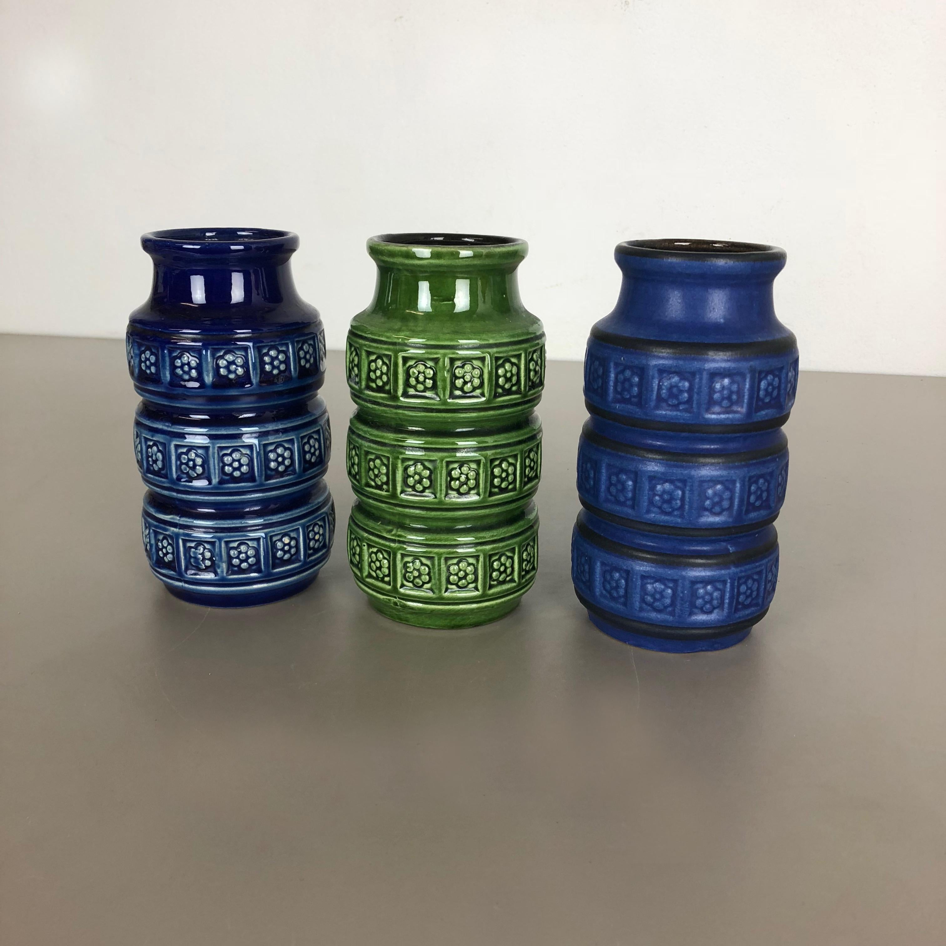 Articolo:

Set di tre vasi di lava grassa

Modello:
268-18



Produttore:

Scheurich, Germania



Decennio:

1970s




Questi vasi vintage originali sono stati prodotti negli anni '1970 in Germania. È realizzato in ceramica in
