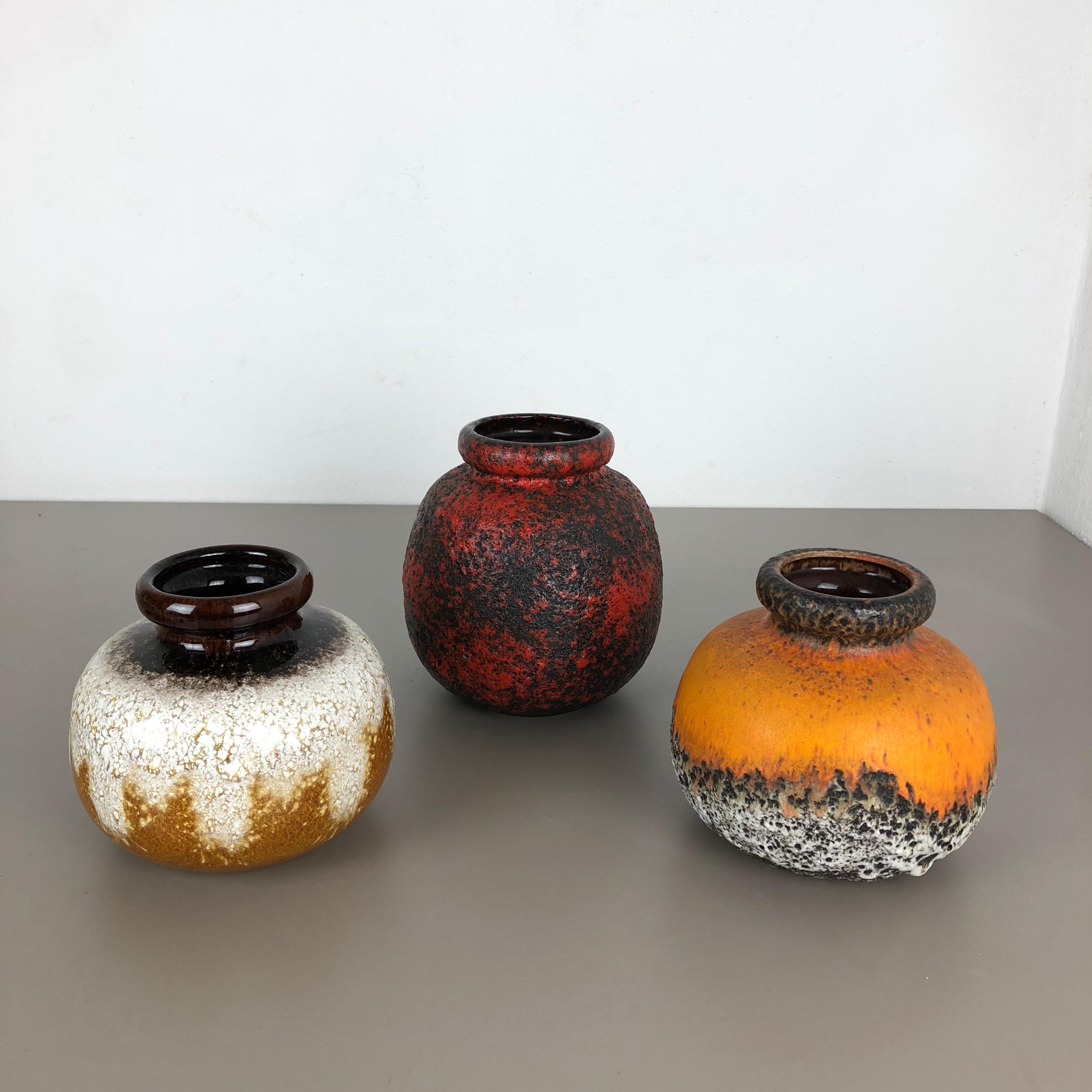 Set von drei flachen Lava-Vasen aus Keramik „Multi-Color“ von Scheurich, Deutschland, 1970er Jahre (Moderne der Mitte des Jahrhunderts) im Angebot