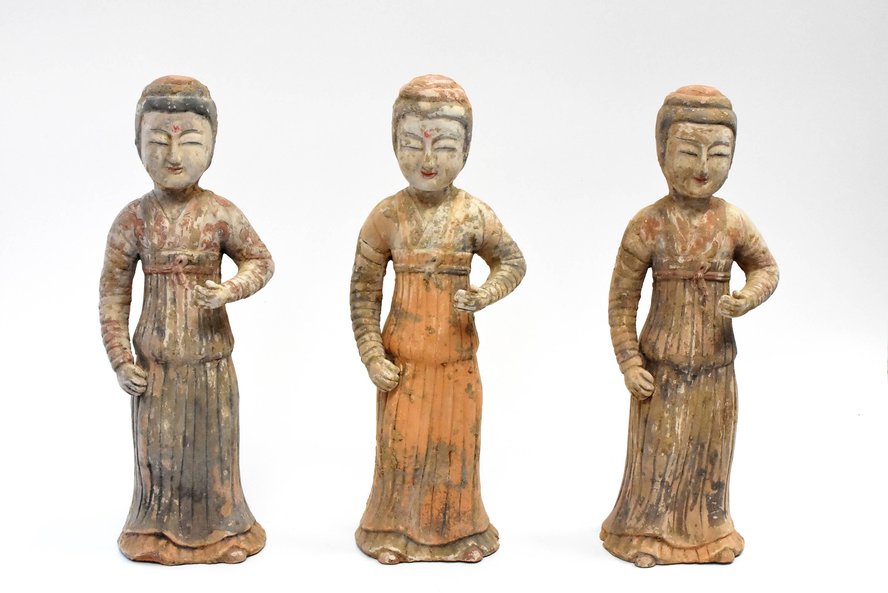 Eine Reihe von schönen Terrakotta-Hofdamen im Stil der Han-Dynastie. Es gibt Gouvernanten, deren Aufgabe es ist, den Damen des Hauses Manieren und Etikette beizubringen und den Mägden und Dienern den richtigen Umgang mit den Gästen. Sie tragen ein