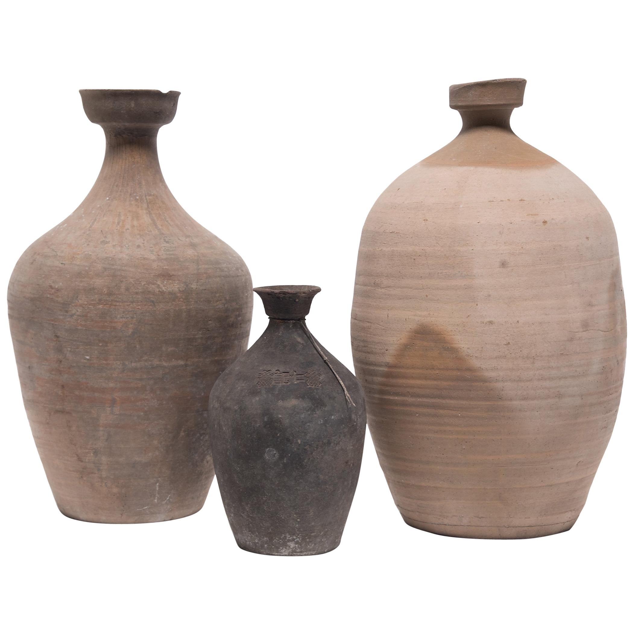 Ensemble de trois cruches à vin provinciales chinoises, vers 1900