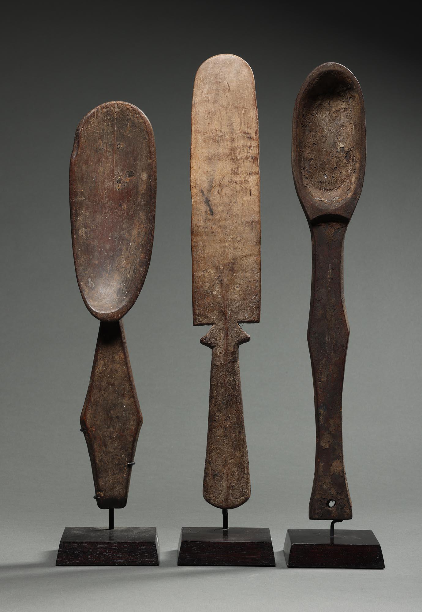 Ensemble de trois rares cuillères en bois sculpté Fang, du Gabon, Afrique.  Chacun a une forme, une usure et des incrustations uniques provenant d'une utilisation tribale traditionnelle.

Ils sont en bon état, adaptés à l'âge, à l'utilisation et au