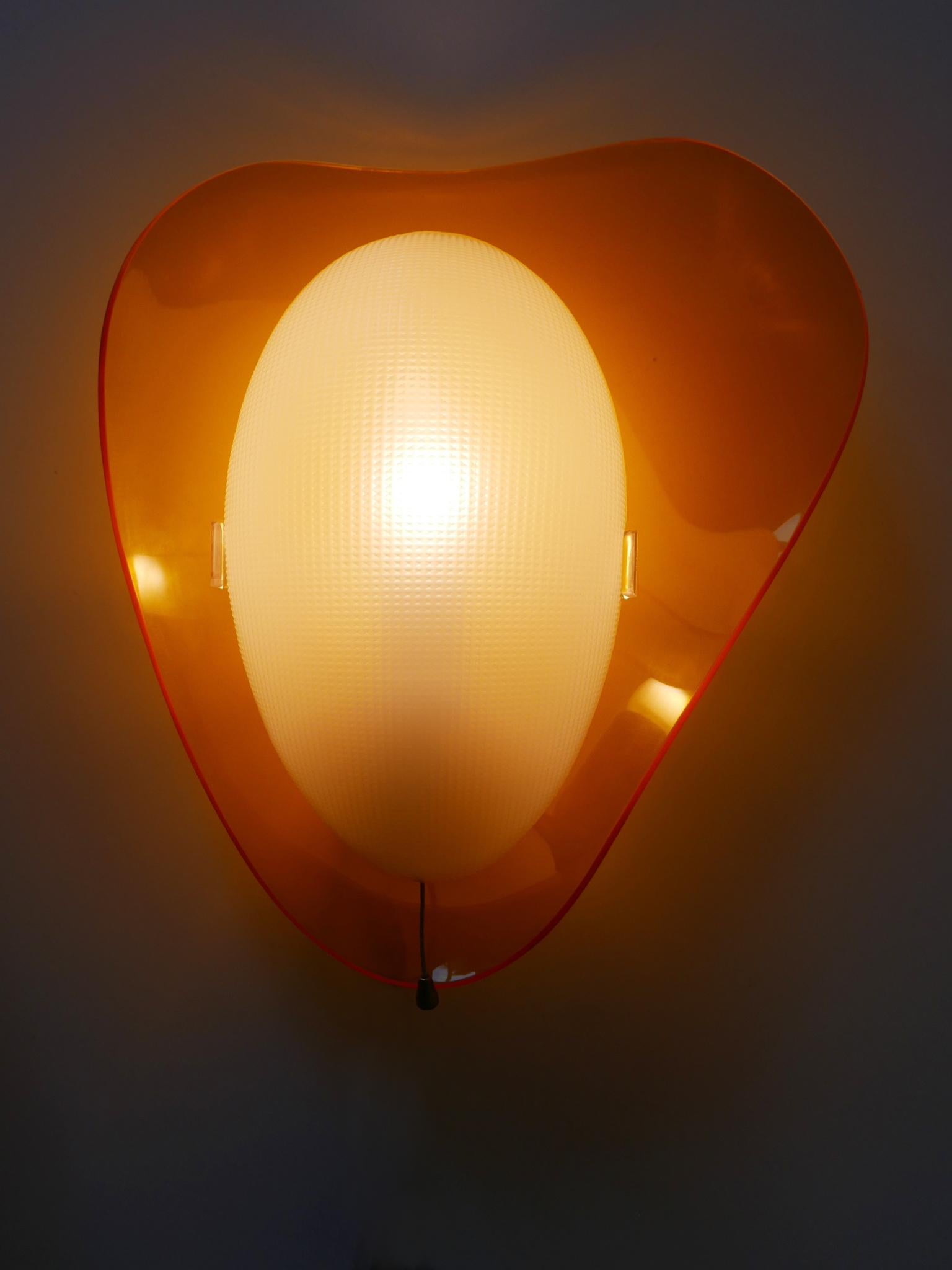 Set di tre rari lampadari in lucite della metà del secolo scorso 