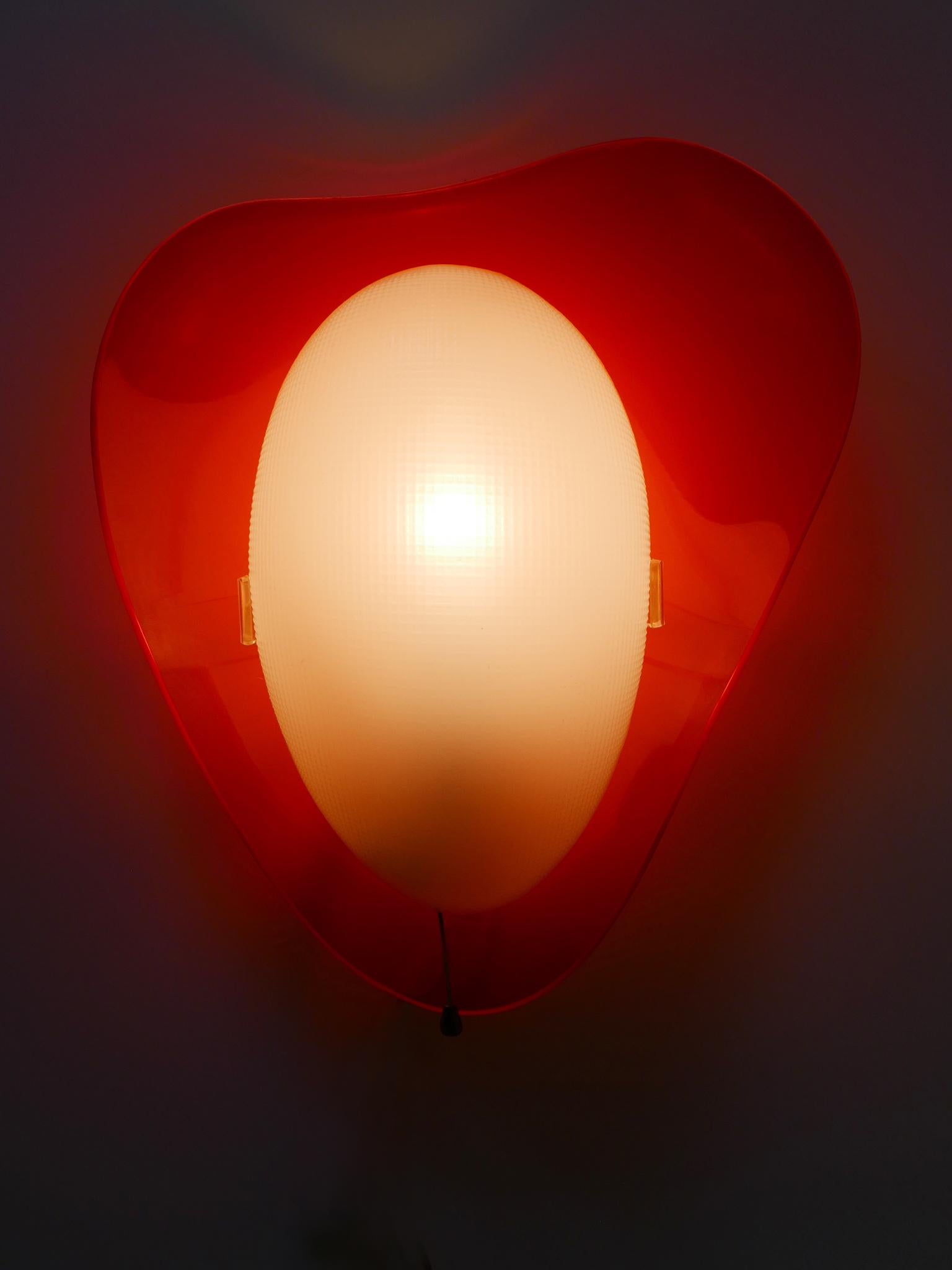 Set di tre rari lampadari in lucite della metà del secolo scorso 