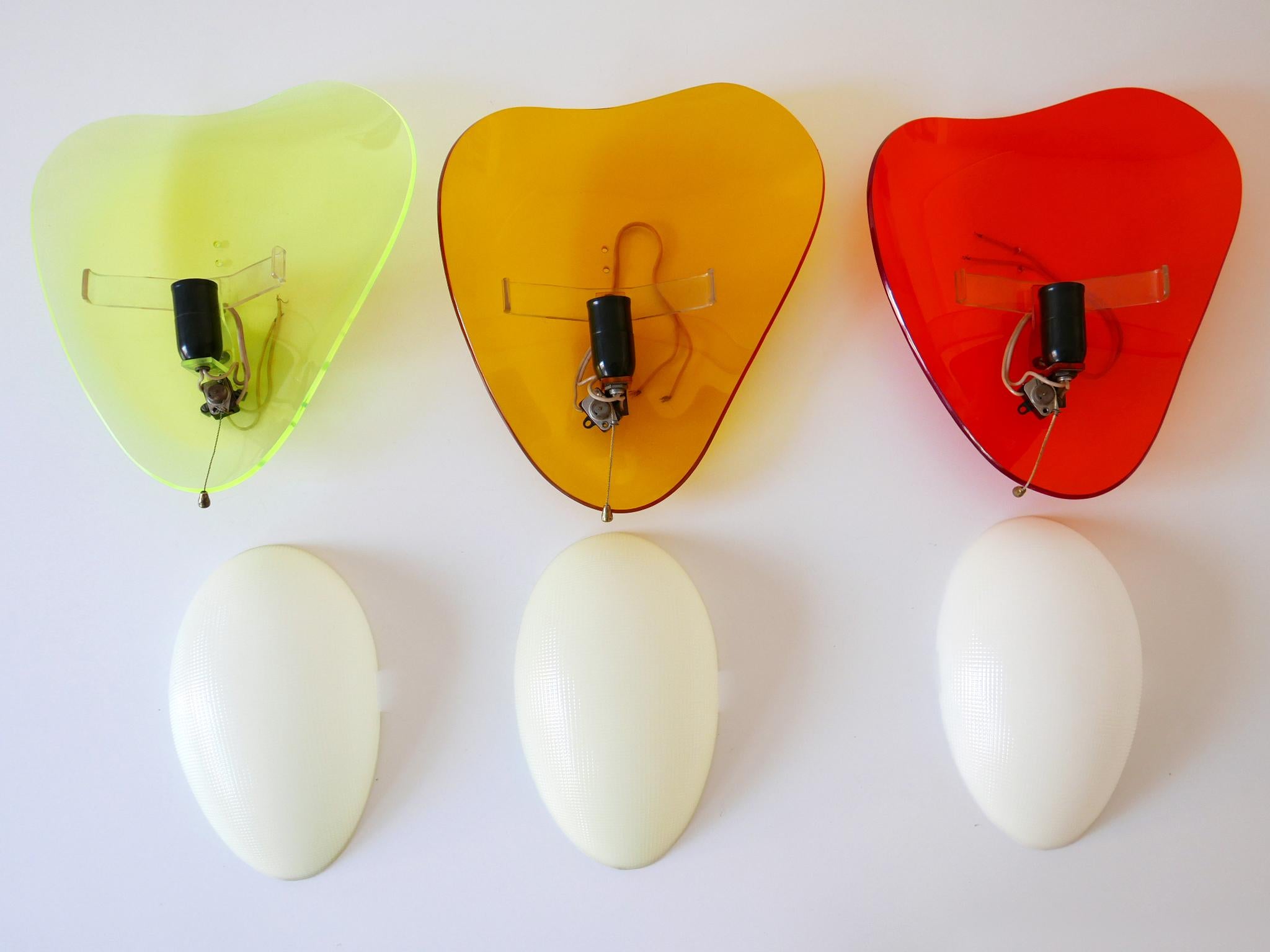 Set di tre rari lampadari in lucite della metà del secolo scorso 