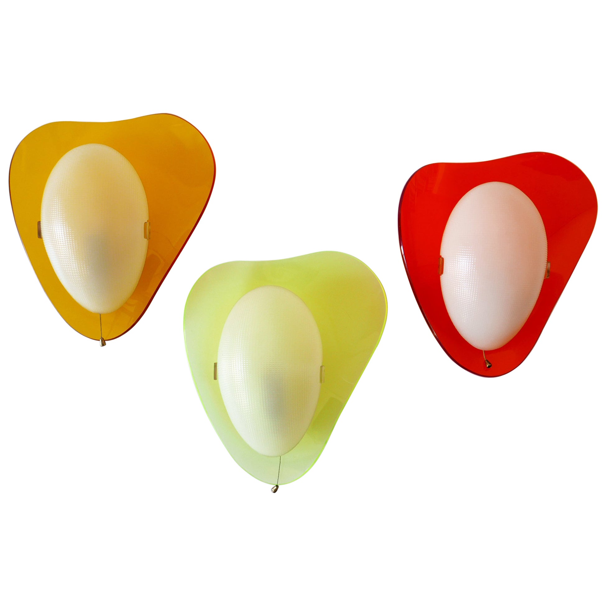 Set di tre rari lampadari in lucite della metà del secolo scorso "Caramelle" 1960 Germania in vendita
