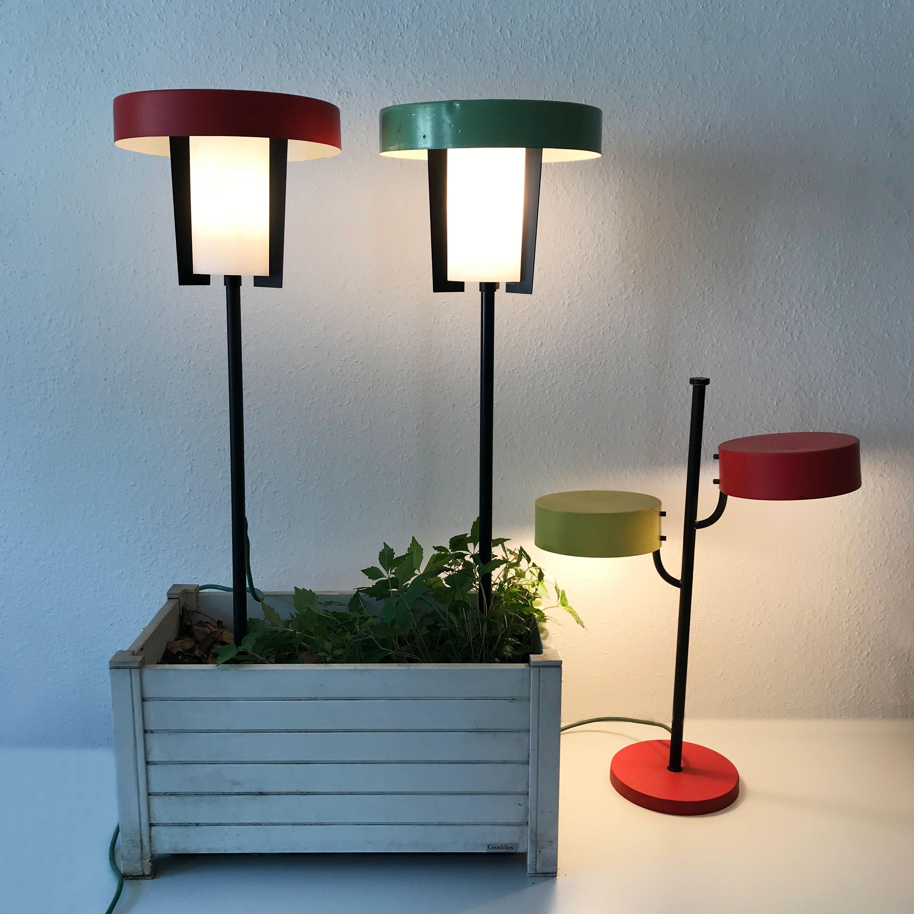 Ensemble de trois lampes d'extérieur ou de jardin exceptionnelles de style Mid-Century Modern dans une belle combinaison de couleurs rouge, jaune, vert, blanc et noir. Fabriqué par Fabriqué par Kaiser Leuchten, Allemagne, années 1950.

Exécuté en