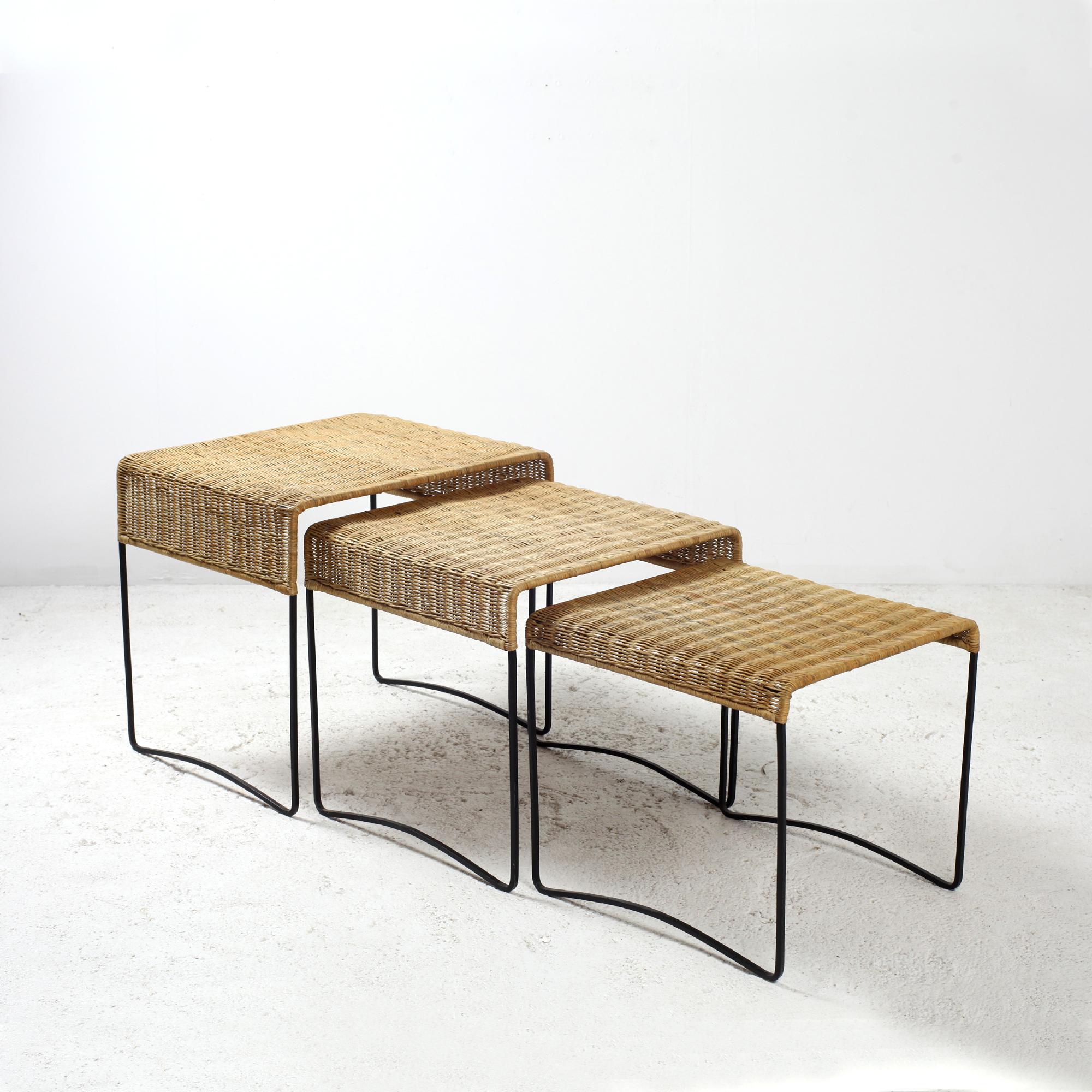 Set of Three Rattan and Iron Nesting Coffee Tables France 1960s In Good Condition For Sale In Saint  Ouen, FR