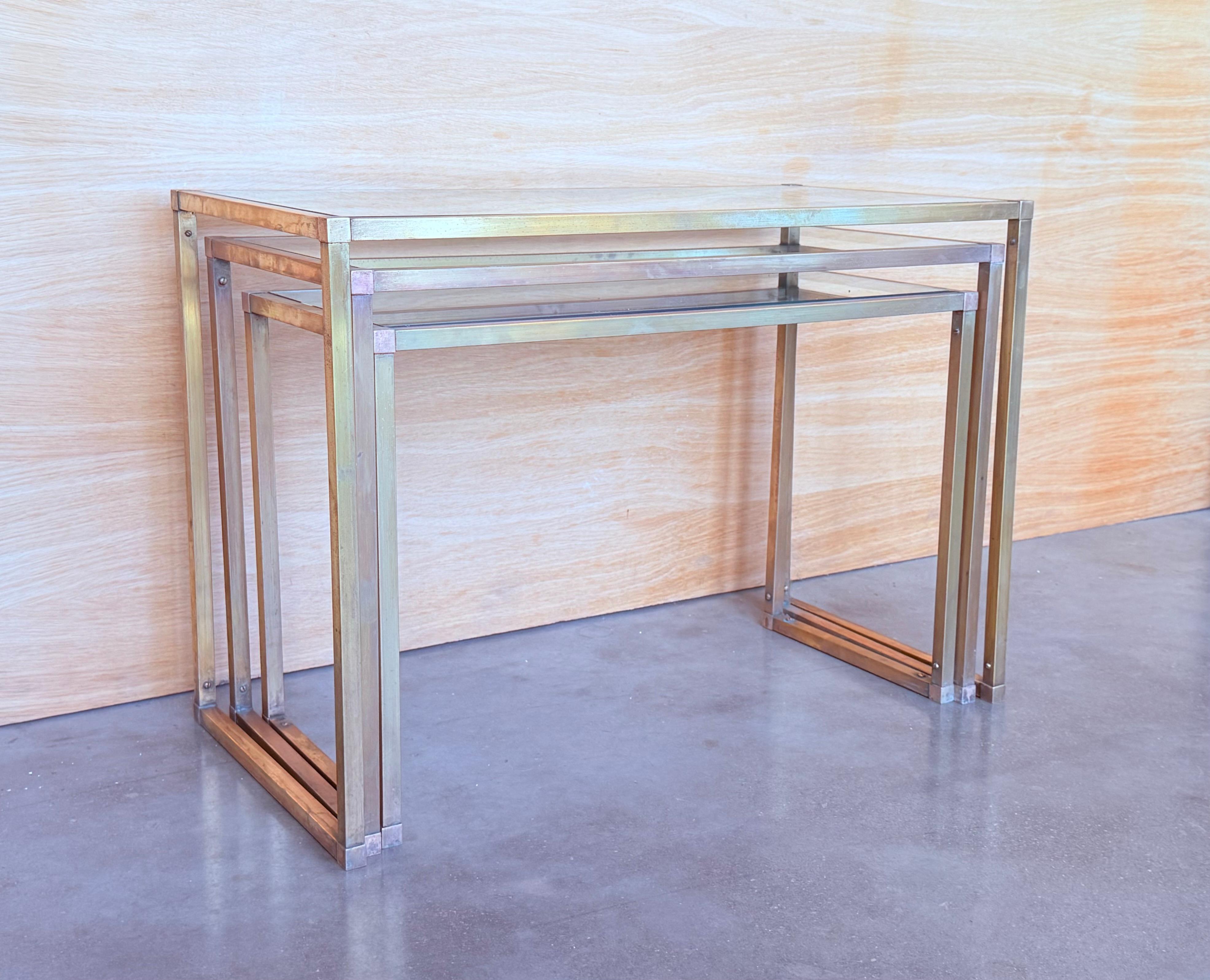 Set aus drei rechteckigen Nisttischen, italienisches Design 1970 in Messing im Angebot 4