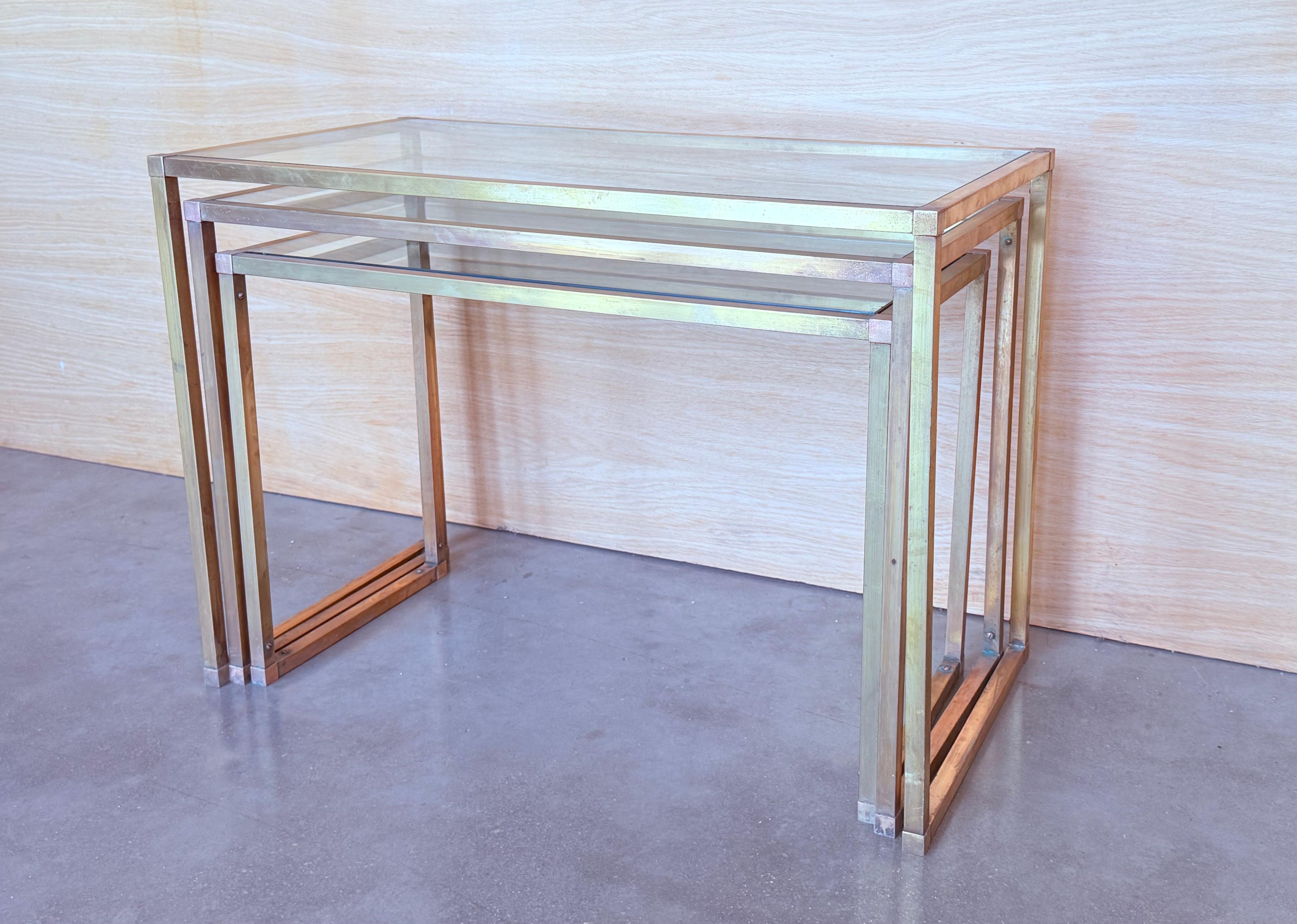 Set aus drei rechteckigen Nisttischen, italienisches Design 1970 in Messing im Angebot 5