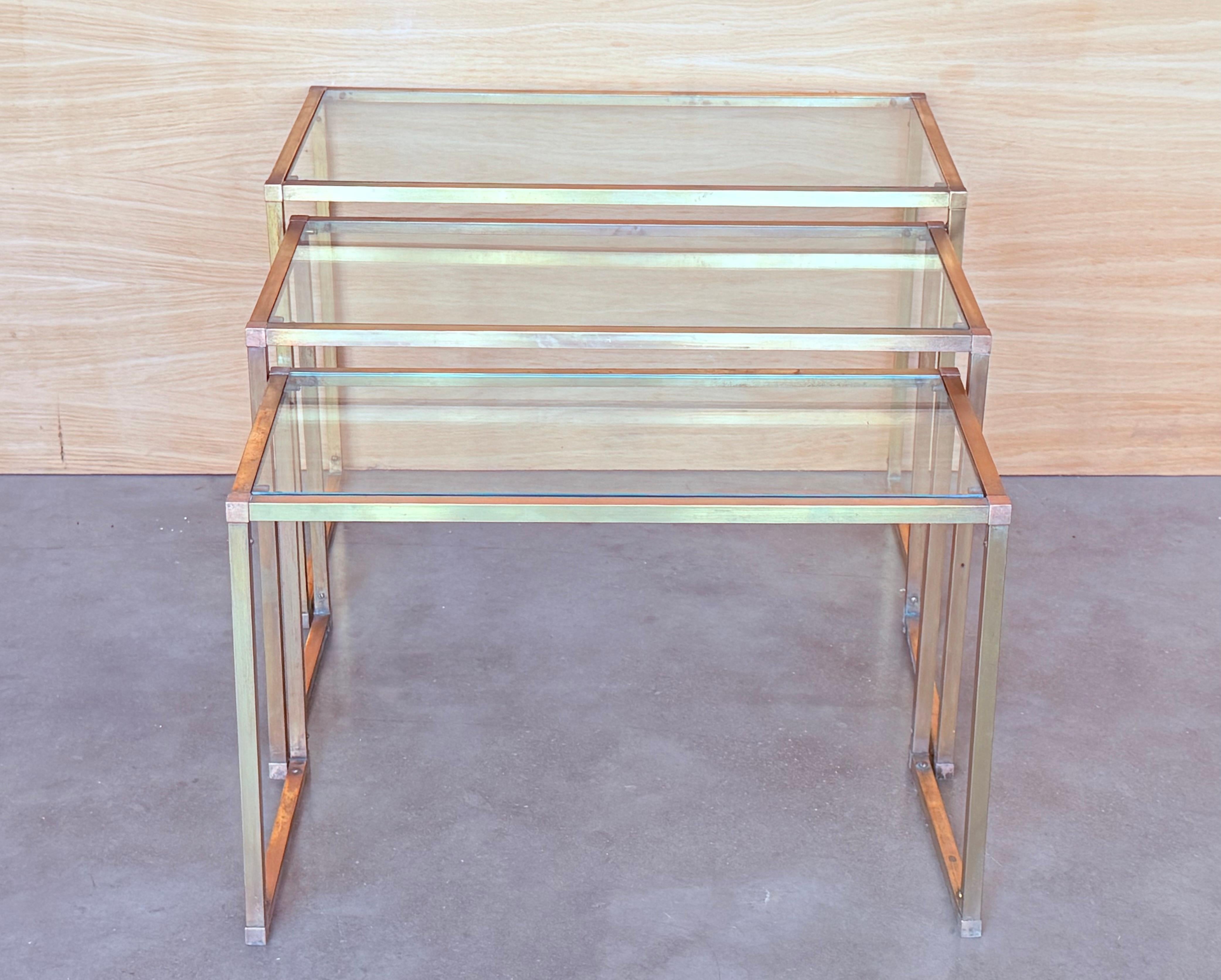 Set von drei Italienern Nisttische, Messing in Original-Patina und Gläser in perfektem Zustand,.
Maßnahmen: 
Groß B 27,55 Zoll, T 24,56 Zoll, H 29,68 Zoll
Medium W 25.98in  D 13in H 18.4in 
Klein B 24,40 Zoll, T 11,41 Zoll, H 16,33 Zoll.