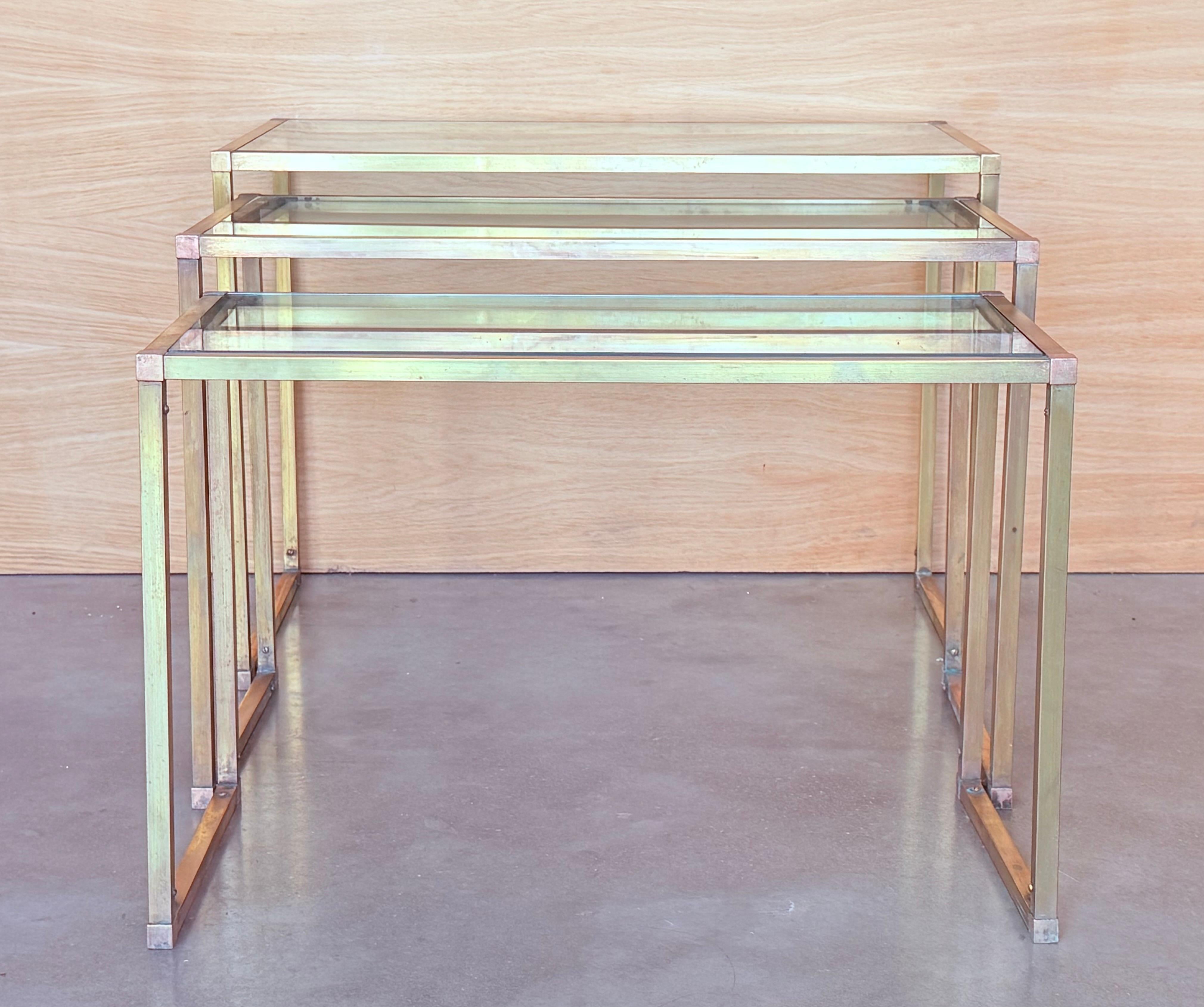 Set aus drei rechteckigen Nisttischen, italienisches Design 1970 in Messing (Moderne der Mitte des Jahrhunderts) im Angebot