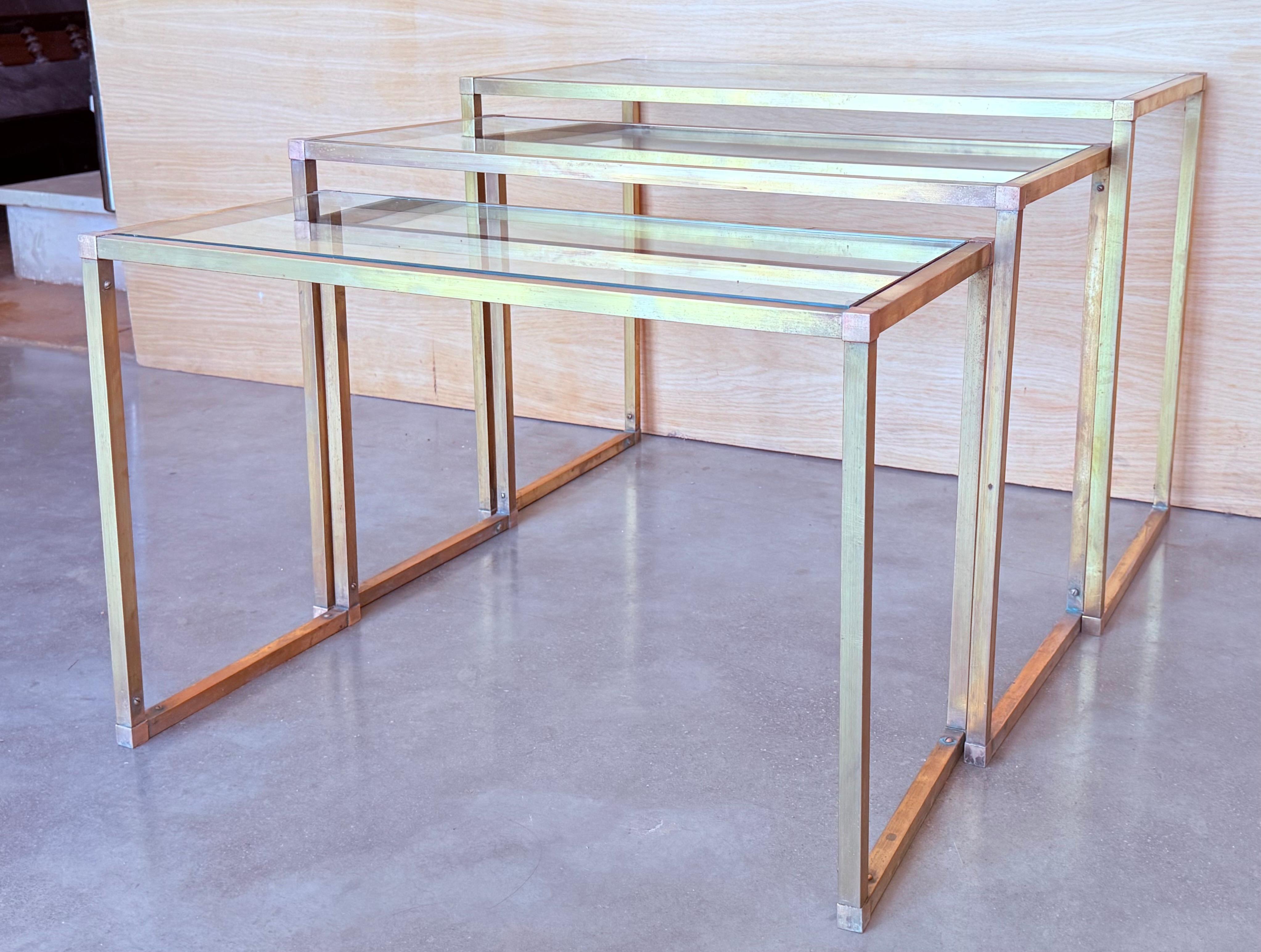 Set aus drei rechteckigen Nisttischen, italienisches Design 1970 in Messing im Zustand „Gut“ im Angebot in Miami, FL