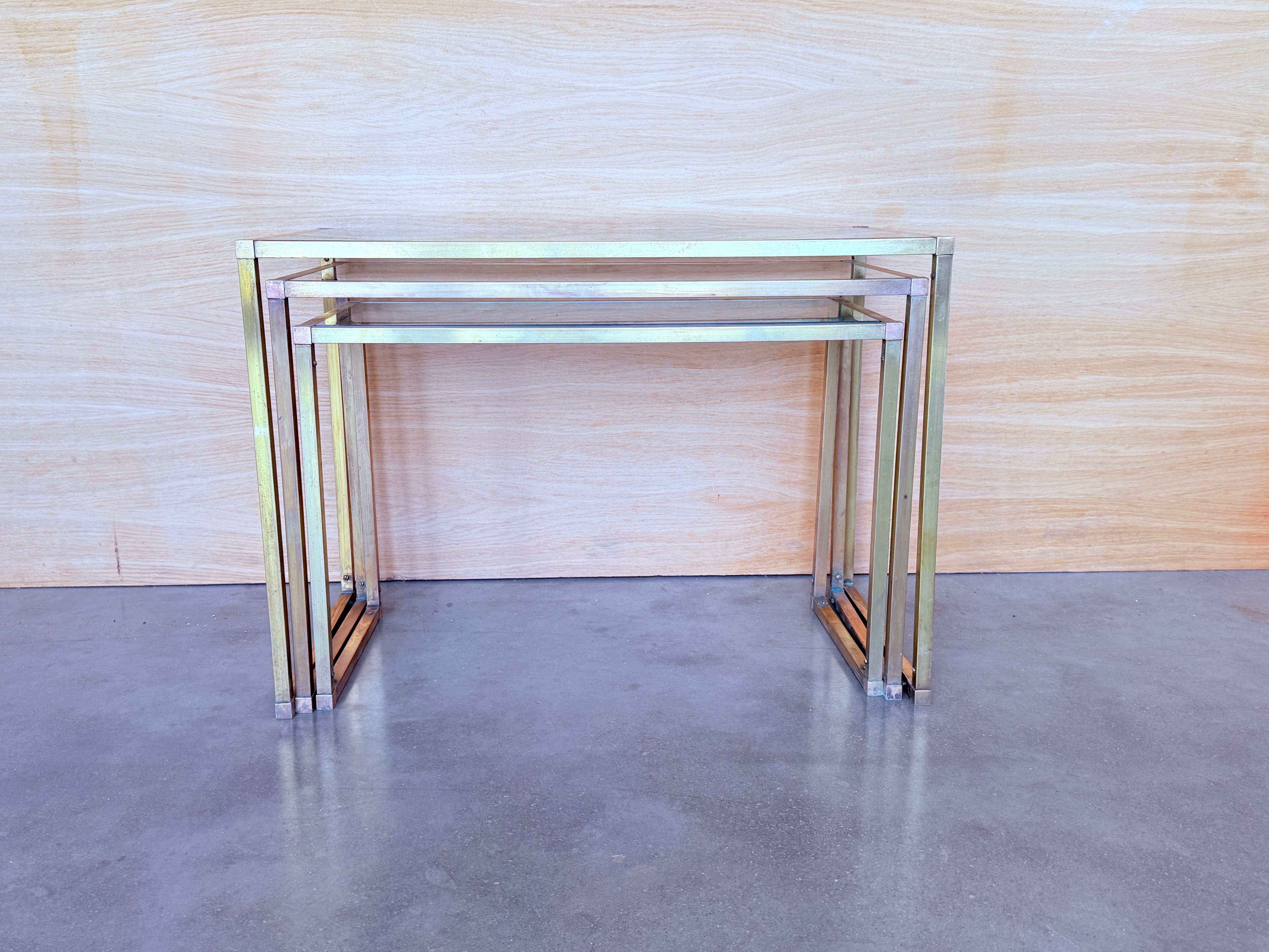 Set aus drei rechteckigen Nisttischen, italienisches Design 1970 in Messing im Angebot 3