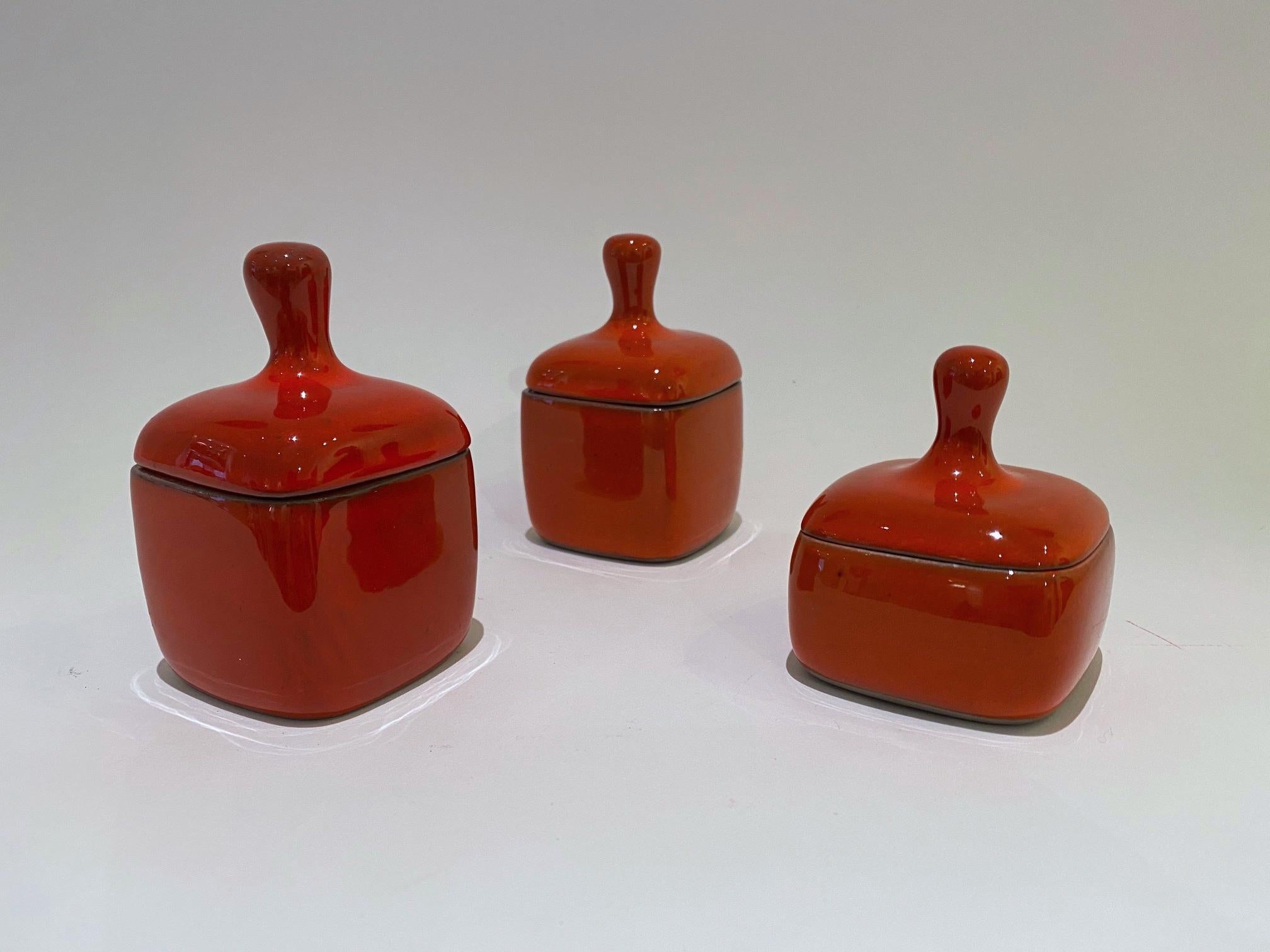 Shiny red set of 3 boxes by Jacques et Dani Ruelland, 1960s.
2 slightly signed on back
Heights: H 11 cm / H 10 cm / H 8 cm.