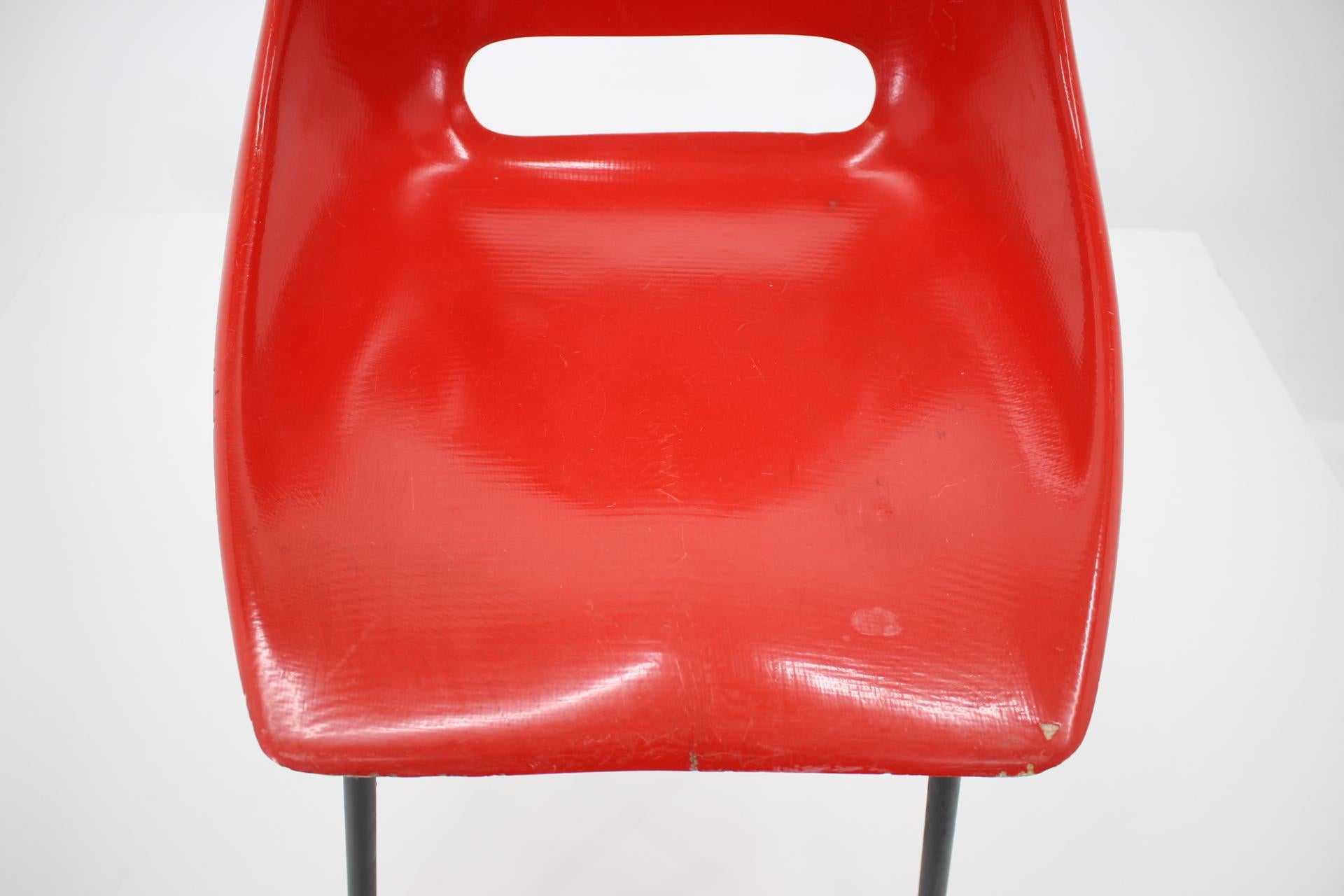 Set aus drei roten Glasfaser-Esszimmerstühlen / Tschechoslowakei, 1960er Jahre (Mitte des 20. Jahrhunderts) im Angebot