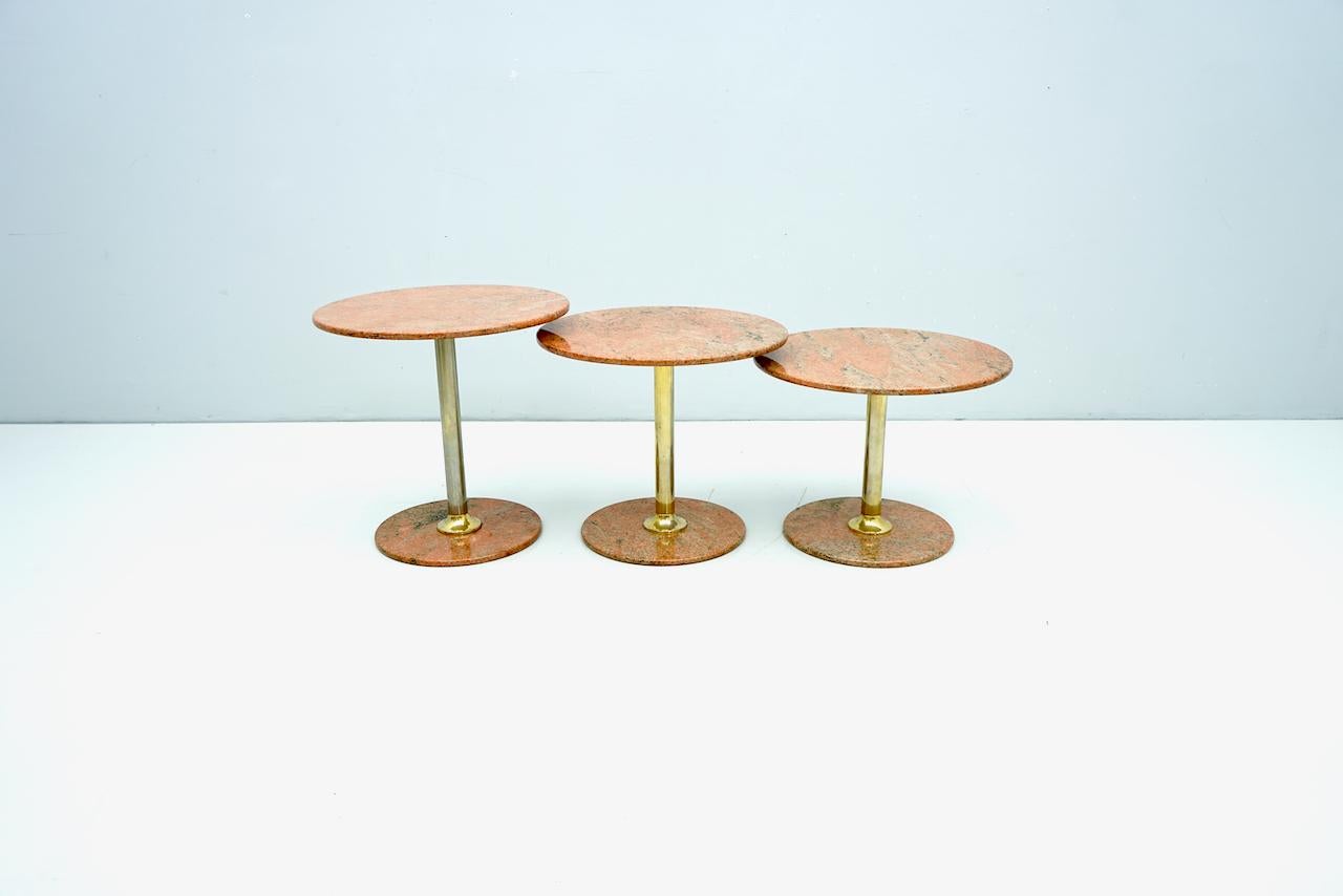 Set of three side or nesting tables in different height in red marble and brass.
Very good condition with patina on the brass.

Measurements:

Diameter (all tables) 49 cm (19.3 in.)
Height: 4.5 cm (19 in.) 43.5 cm (17.1 in.) 38.5 cm (15.15
