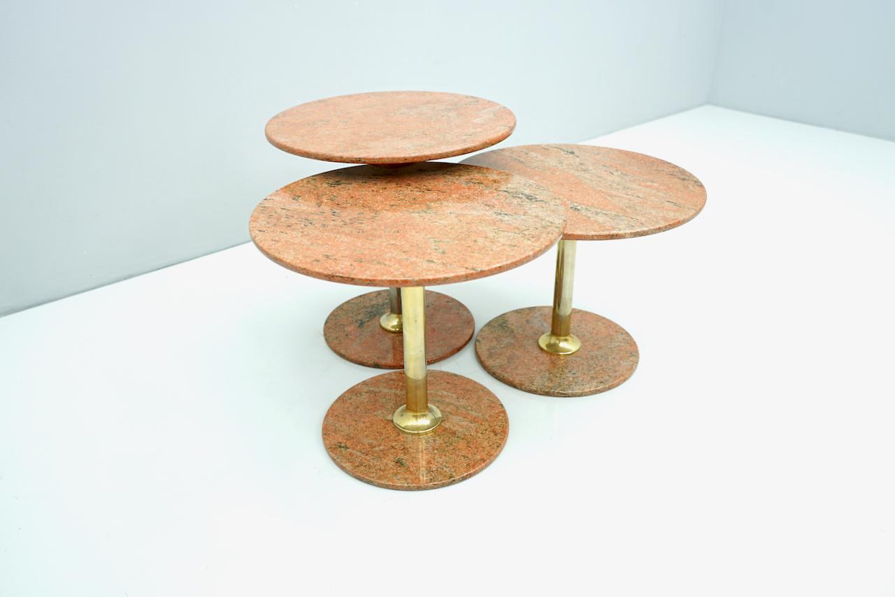 Set of Three Red Marble and Brass Side or Nesting Tables, 1970s In Good Condition In Frankfurt / Dreieich, DE