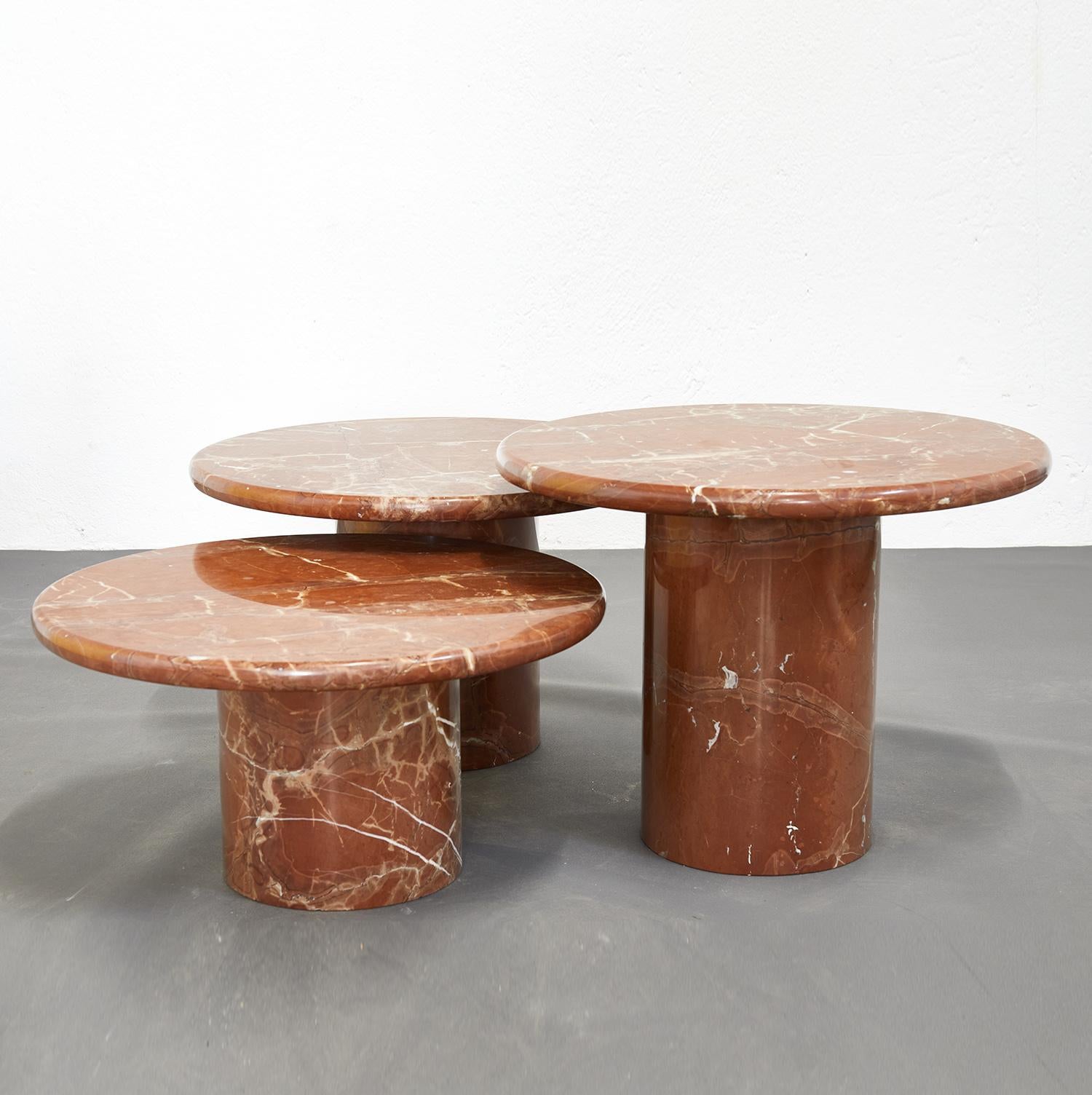 Set of Three Red Verona Marble Round Coffee or Side Tables, Italy 1980 In Good Condition In Renens, CH