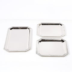 Juego de tres bandejas de Reed & Barton chapadas en plata con detalles martillados a mano