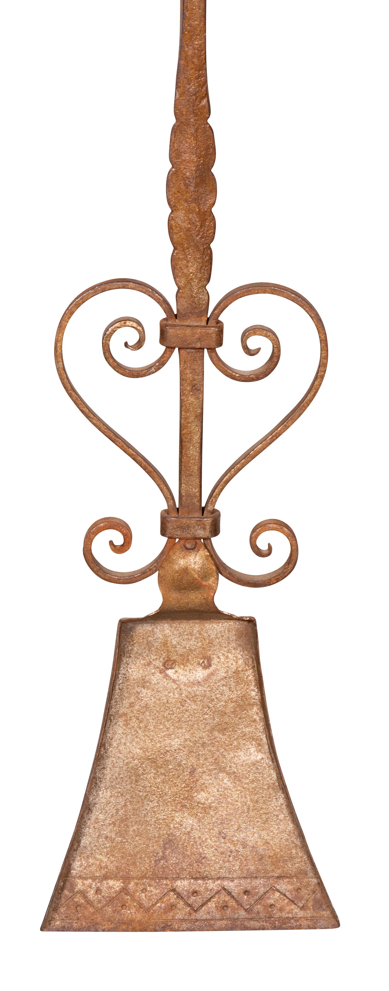 Ensemble de trois tabourets de cheminée de style Renaissance en fer forgé et bronze en vente 1
