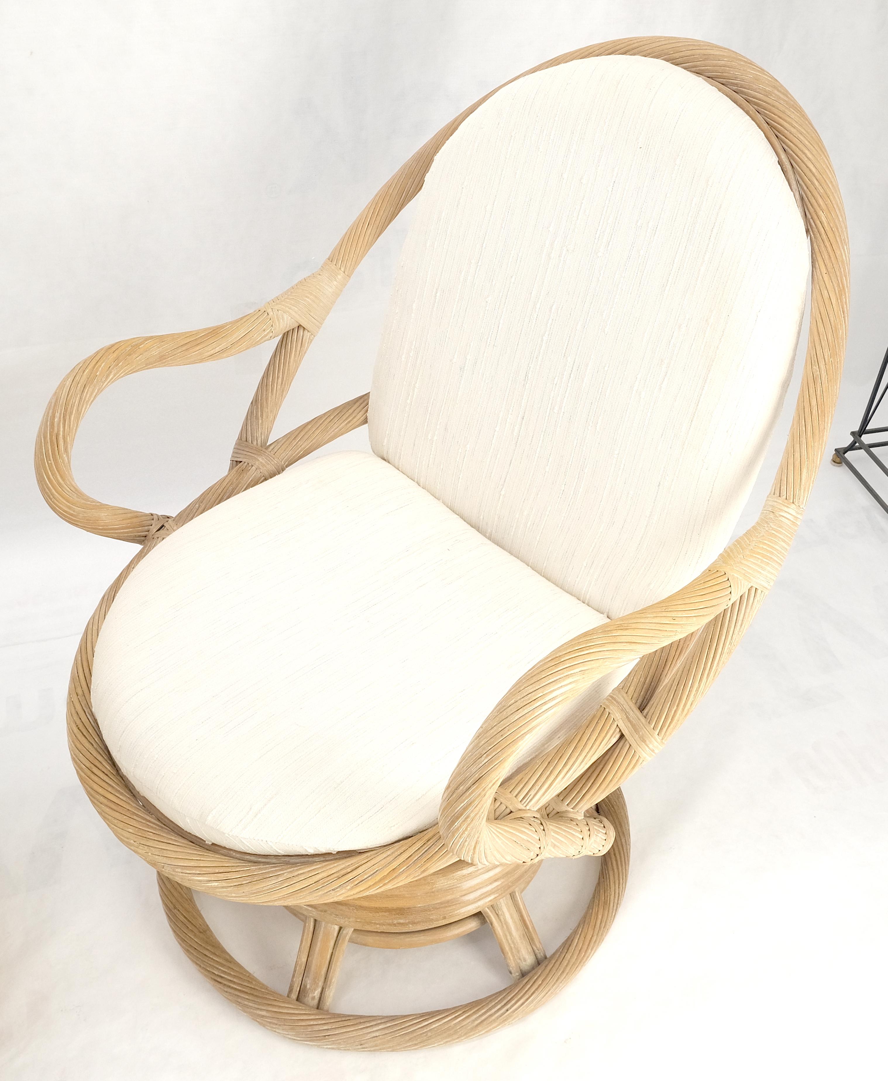 Set di tre poltrone a dondolo con schienale ovale in rattan ritorto anni '70 MINT in vendita 5