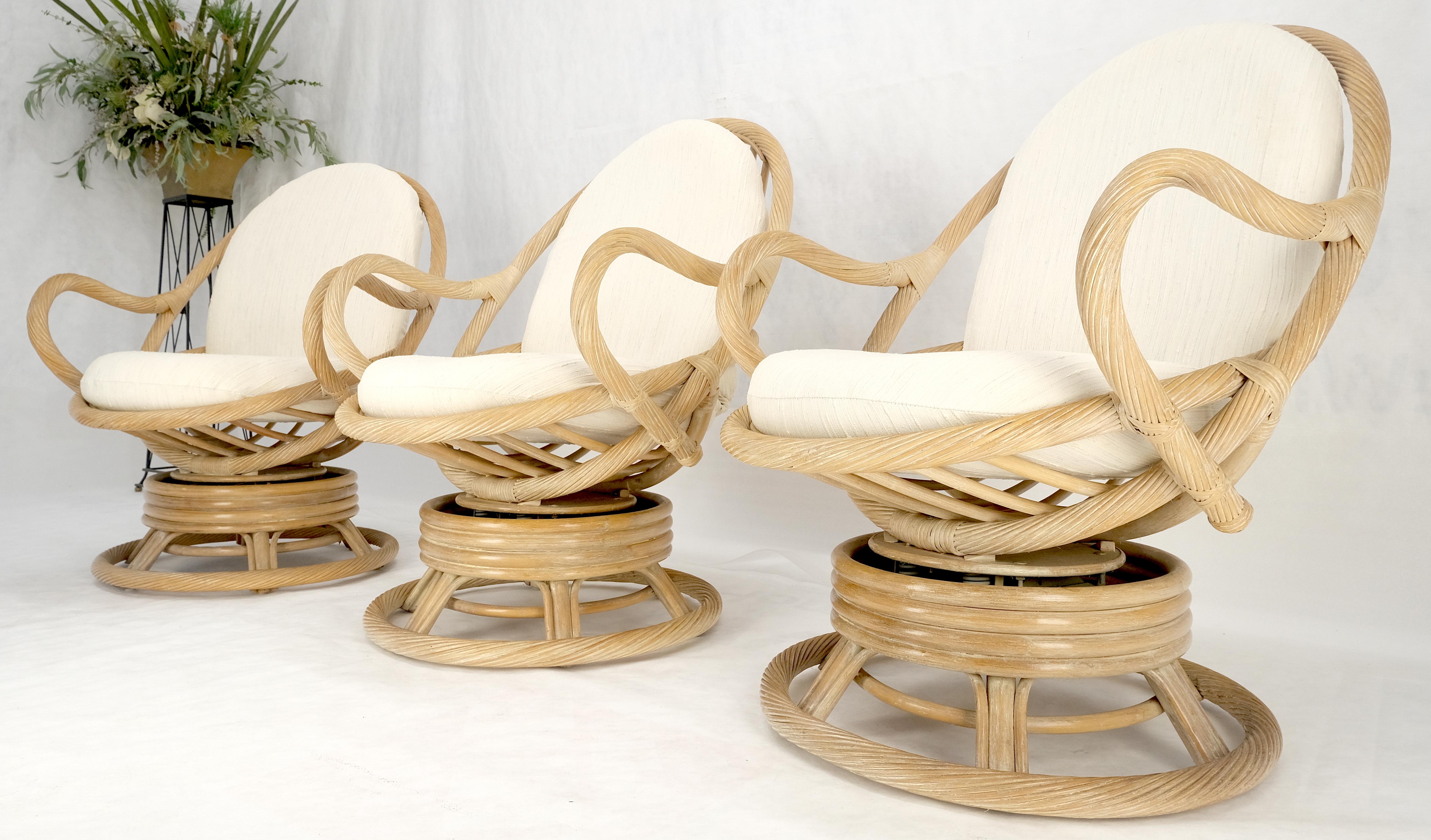 Set di tre poltrone a dondolo con schienale ovale in rattan ritorto anni '70 MINT in vendita 6
