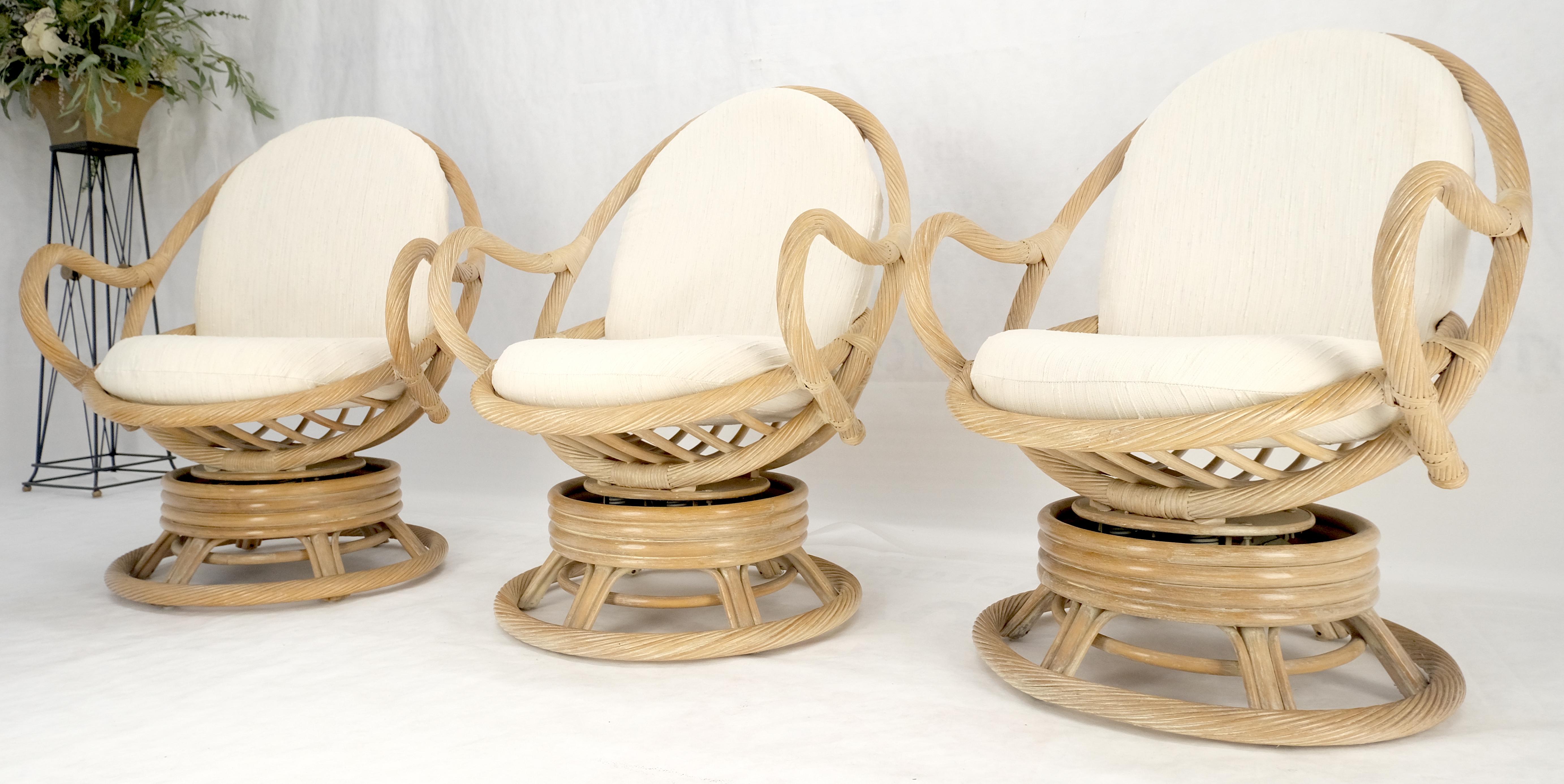 Set di tre poltrone a dondolo con schienale ovale in rattan ritorto anni '70 MINT in vendita 7