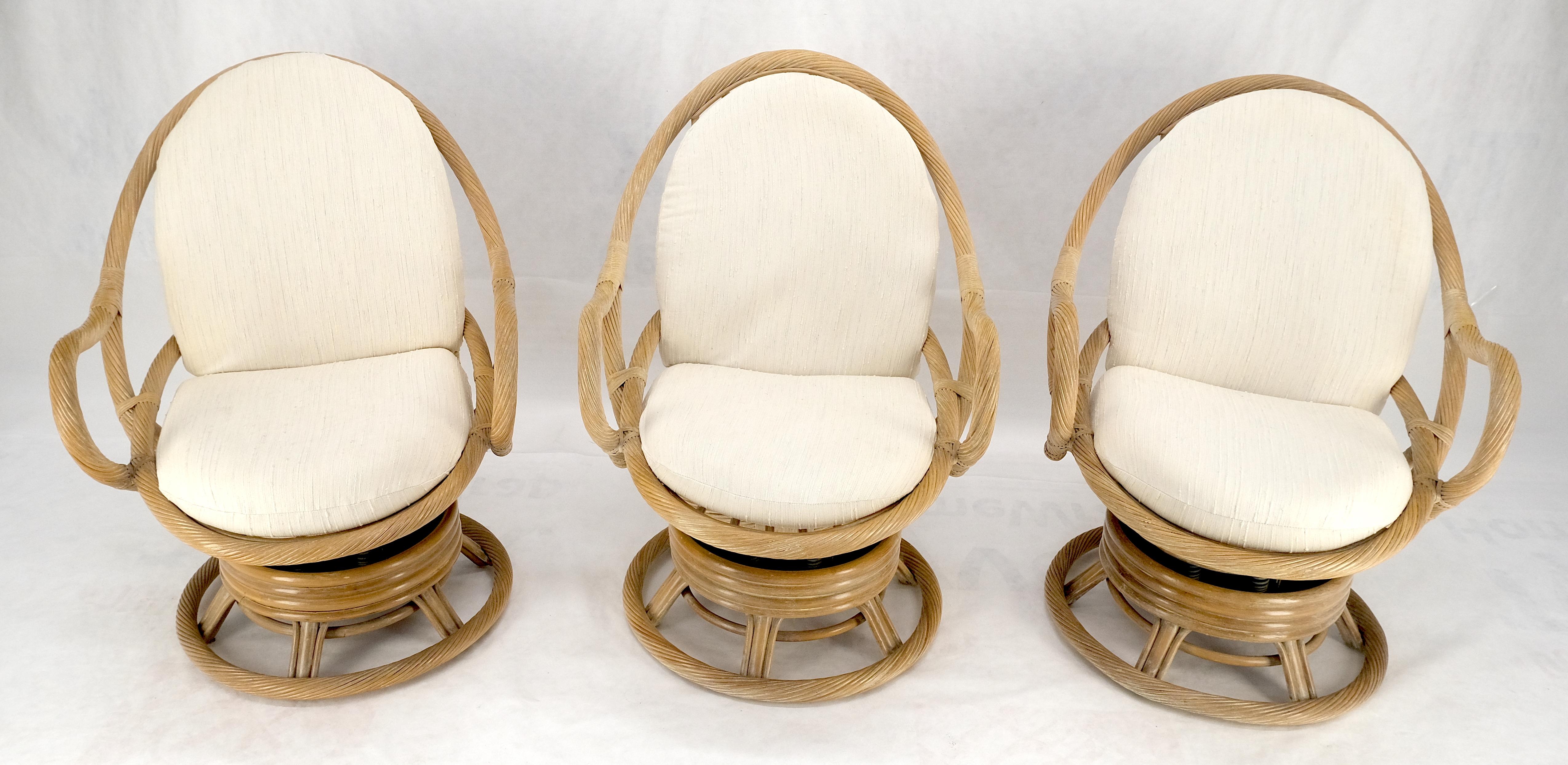 Americano Set di tre poltrone a dondolo con schienale ovale in rattan ritorto anni '70 MINT in vendita