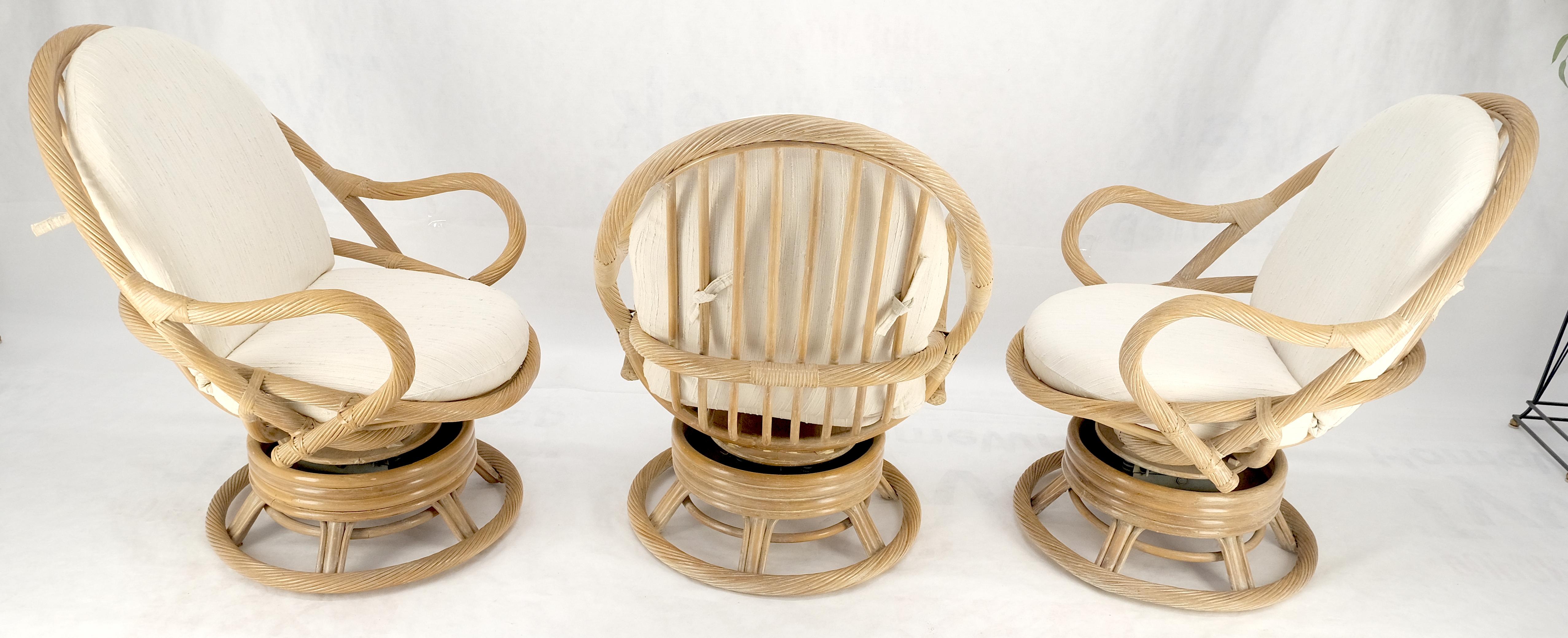 Laccato Set di tre poltrone a dondolo con schienale ovale in rattan ritorto anni '70 MINT in vendita