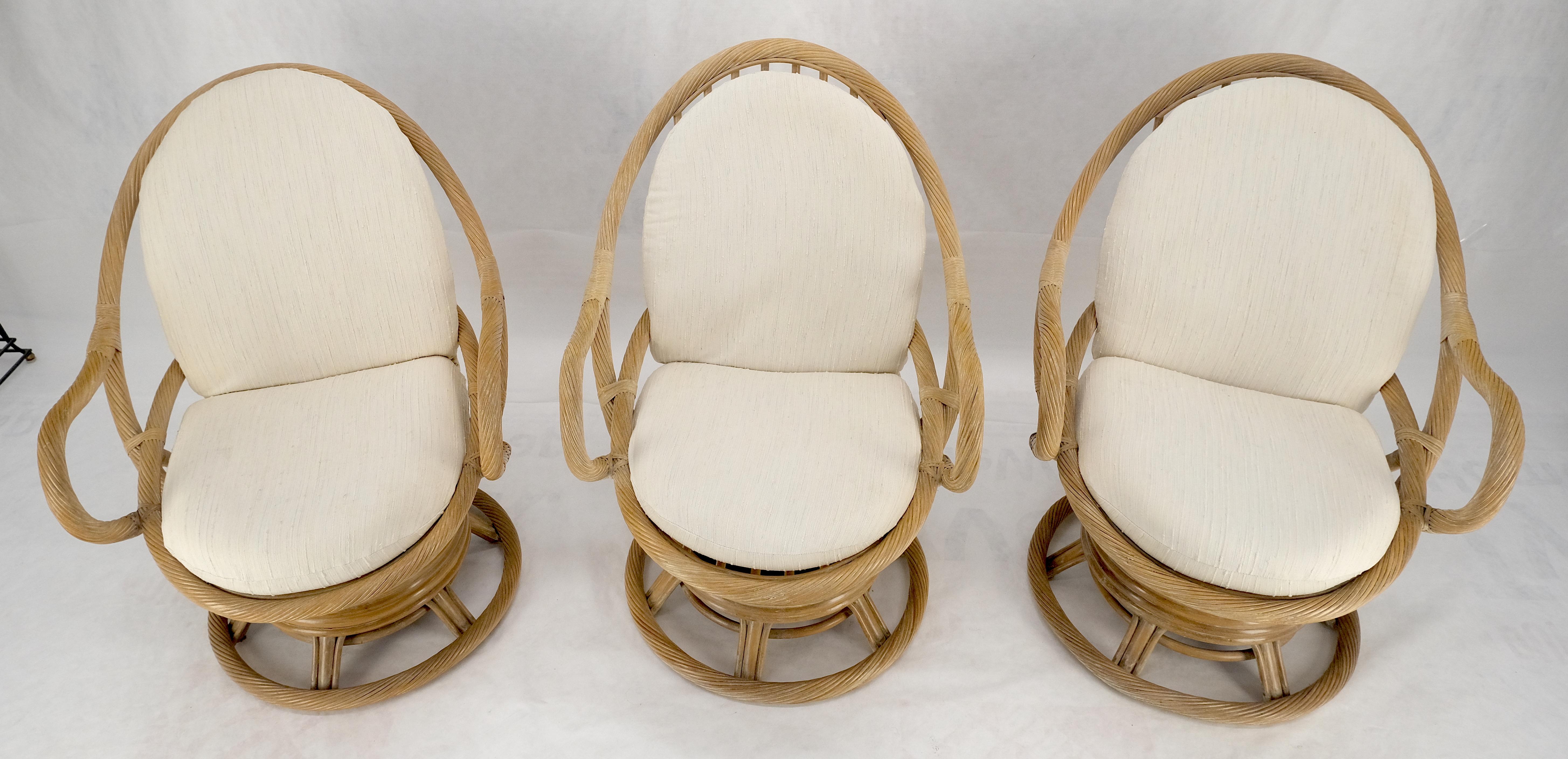 Set di tre poltrone a dondolo con schienale ovale in rattan ritorto anni '70 MINT In condizioni buone in vendita a Rockaway, NJ