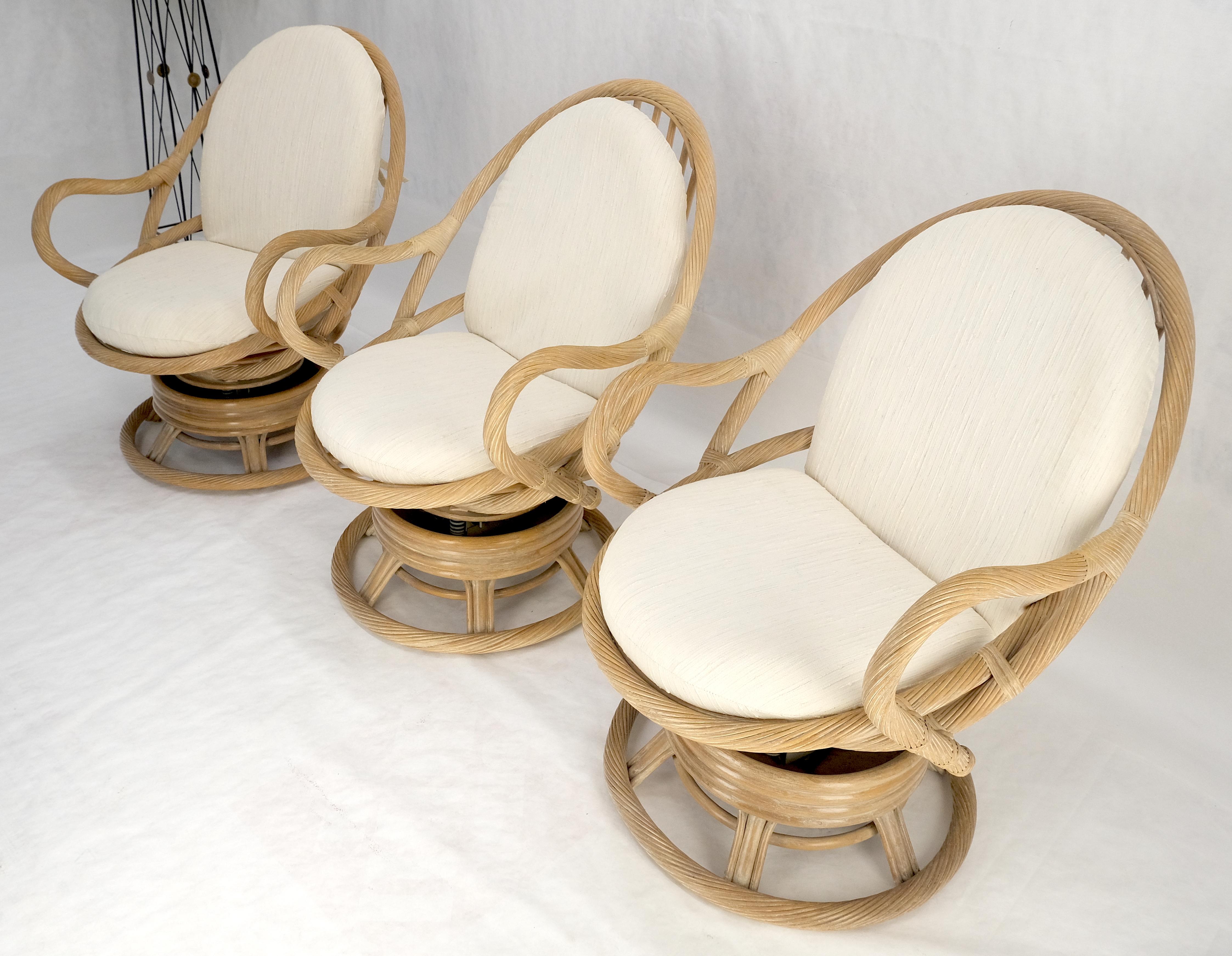 Tappezzeria Set di tre poltrone a dondolo con schienale ovale in rattan ritorto anni '70 MINT in vendita