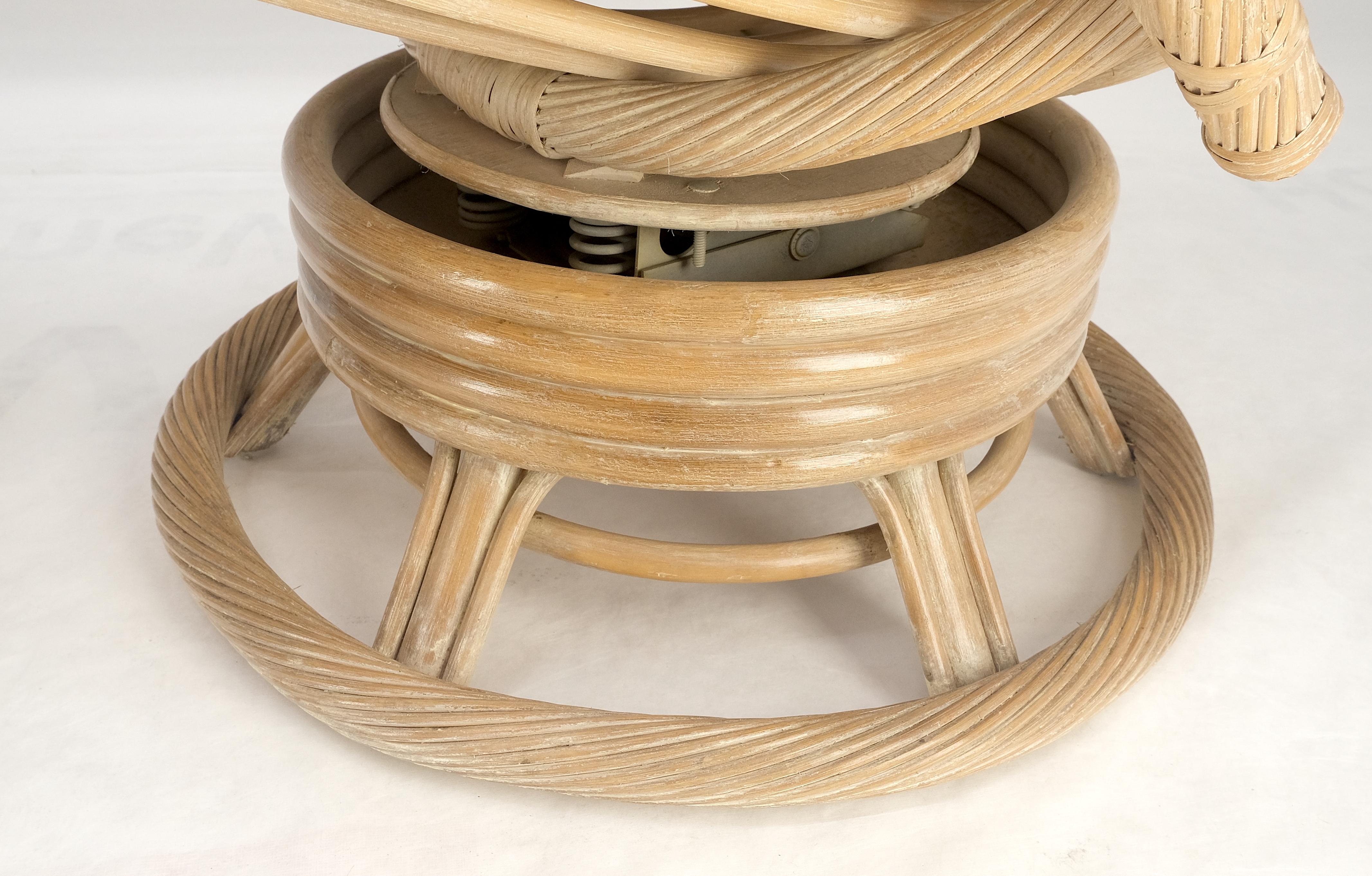 Set di tre poltrone a dondolo con schienale ovale in rattan ritorto anni '70 MINT in vendita 1