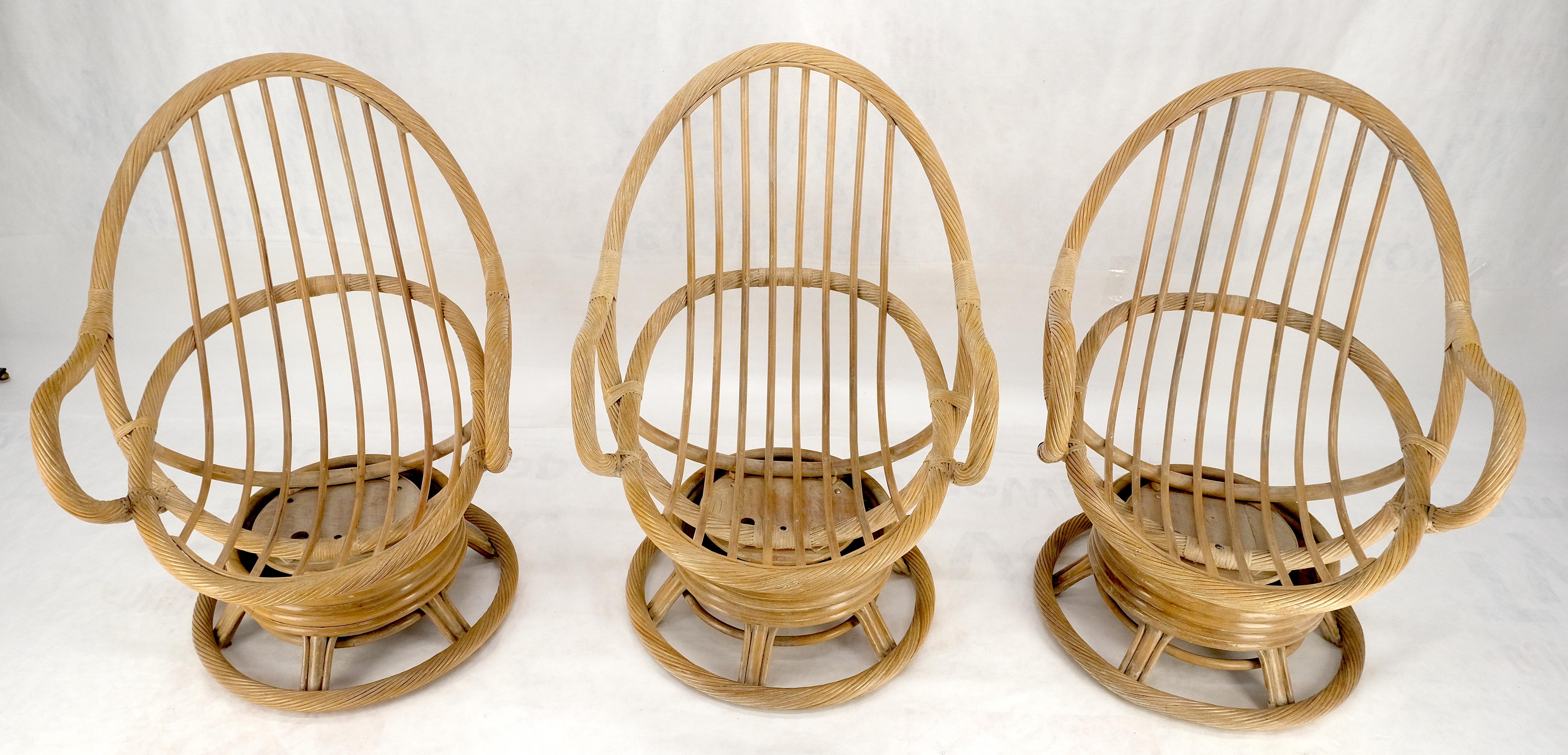 Set di tre poltrone a dondolo con schienale ovale in rattan ritorto anni '70 MINT in vendita 2