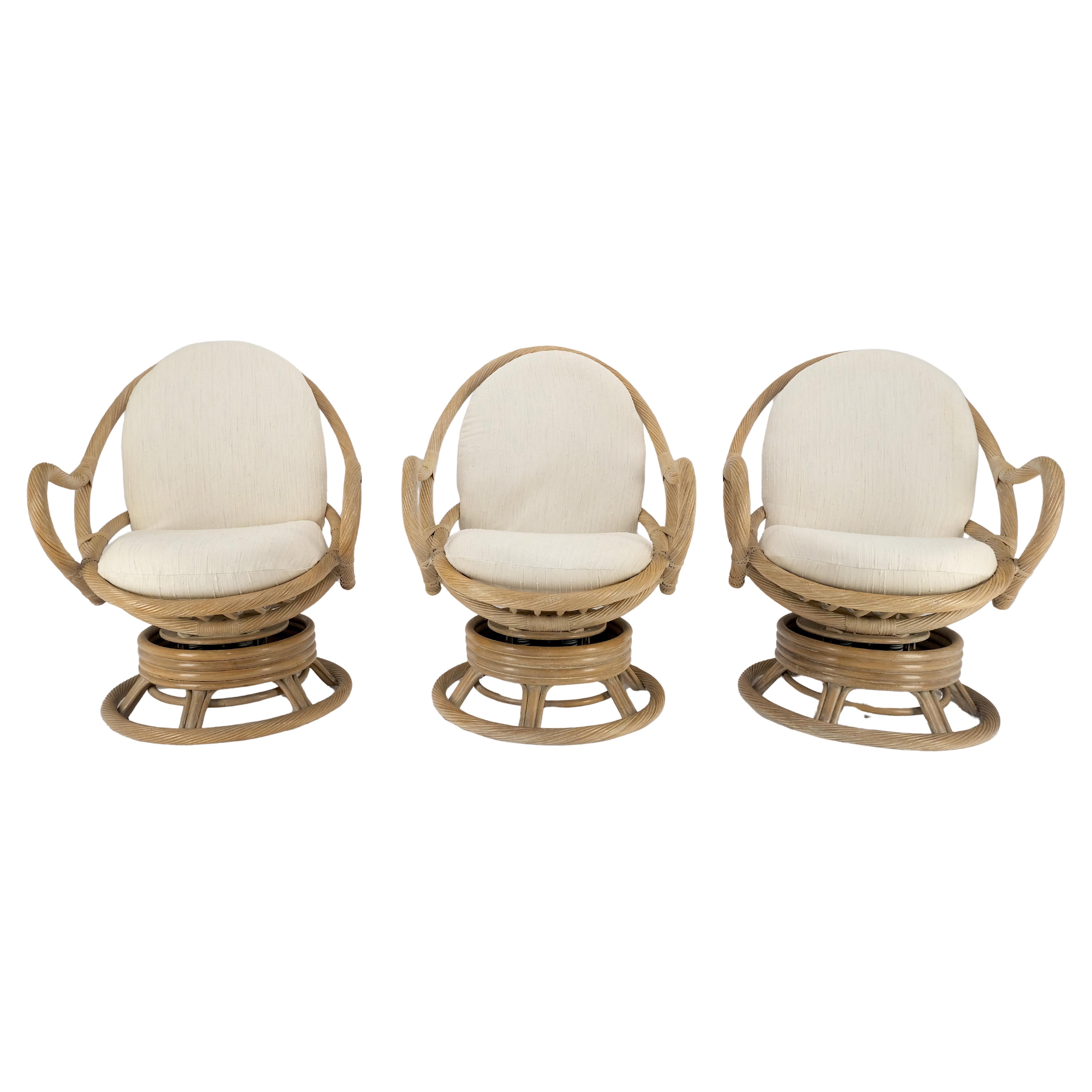 Set di tre poltrone a dondolo con schienale ovale in rattan ritorto anni '70 MINT in vendita