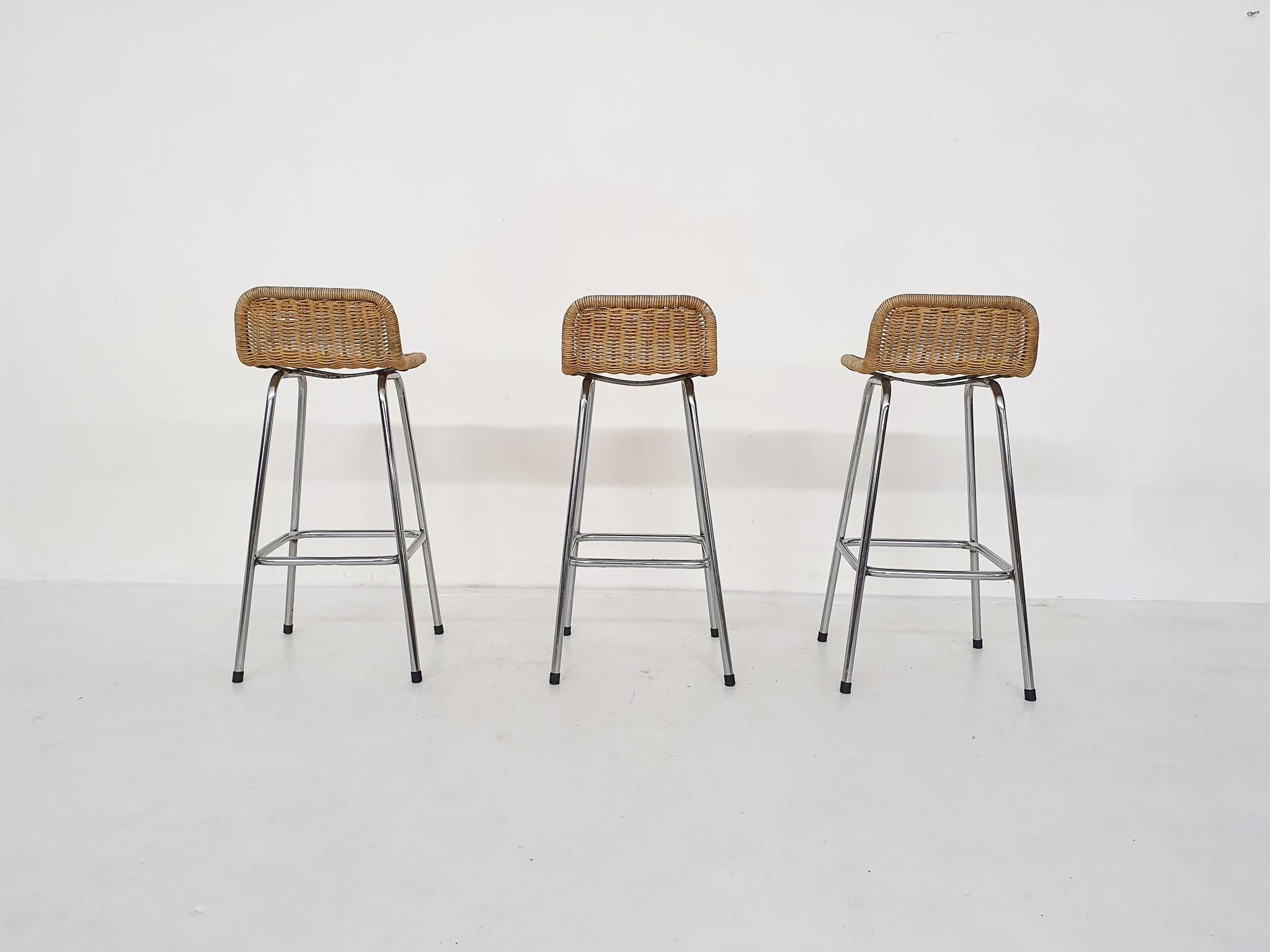 Set of Three Rohe Noordwolde Rattan and Metal Bar Stools, the Netherlands 1950's In Good Condition In Amsterdam, NL