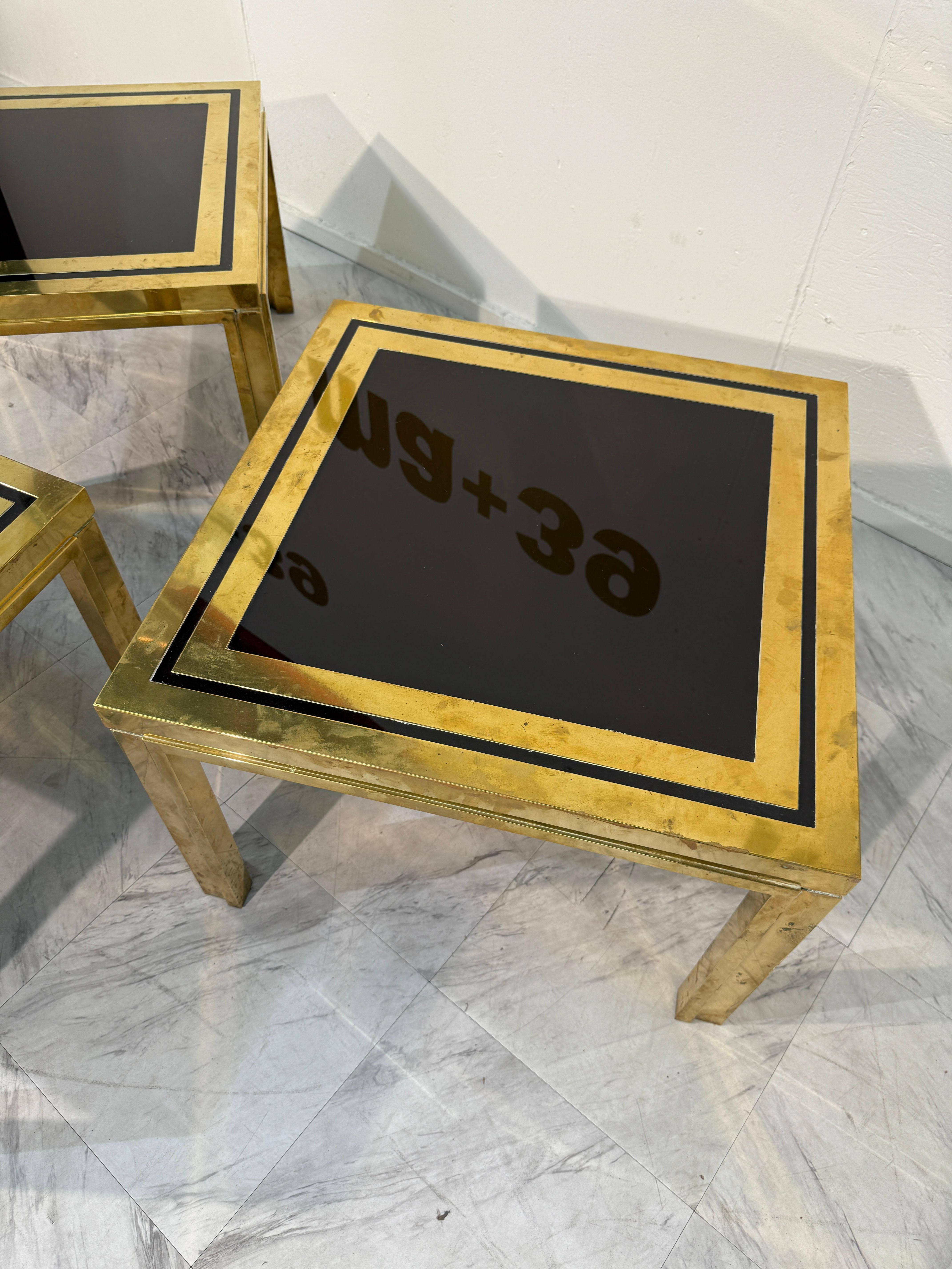 Moderno Set di tre tavolini Romeo Rega in ottone e vetro fumé, Italia, anni '70 in vendita