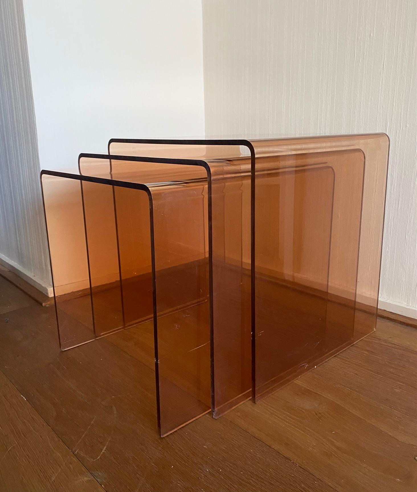 Set of Three Rosé Smoked  Nesting Tables, France, ca. 1970s In Good Condition For Sale In Schagen, NL
