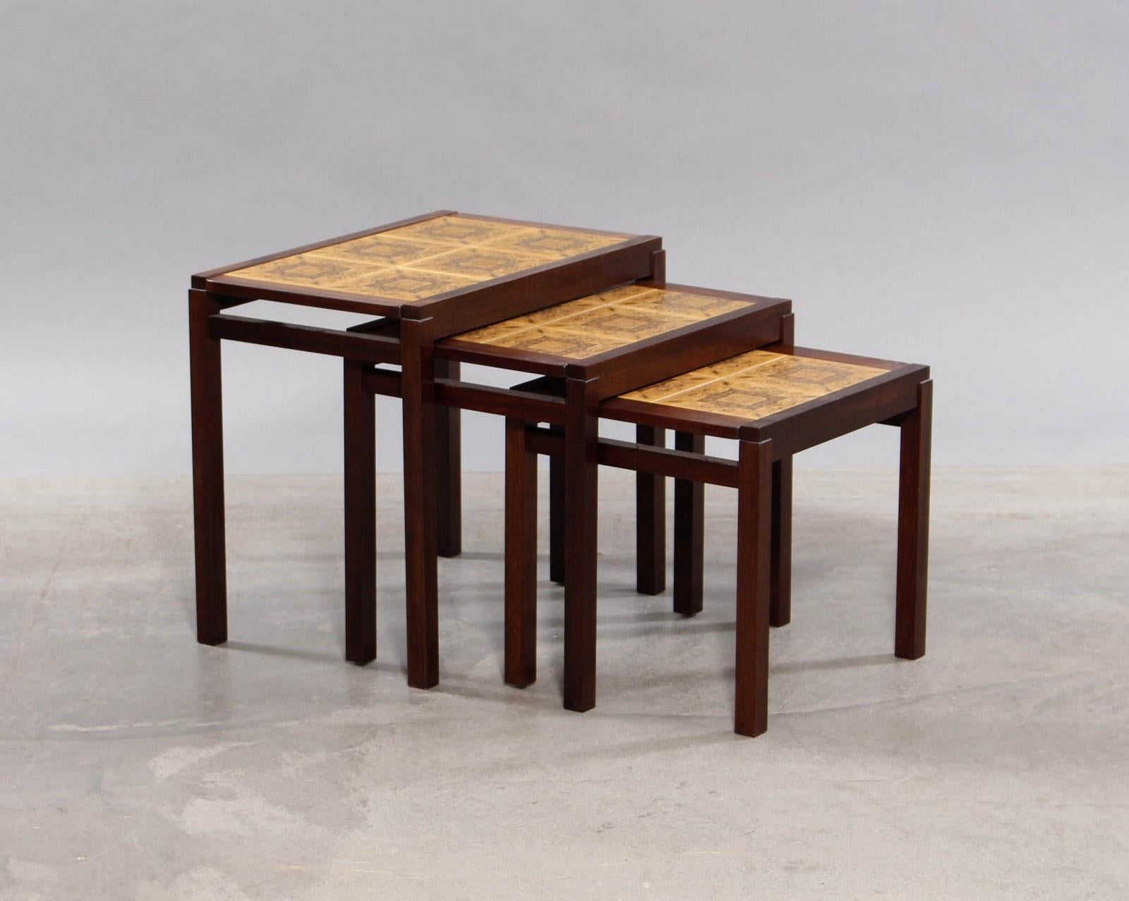 Ensemble de trois tables gigognes danoises modernes en bois de rose et carreaux de céramique