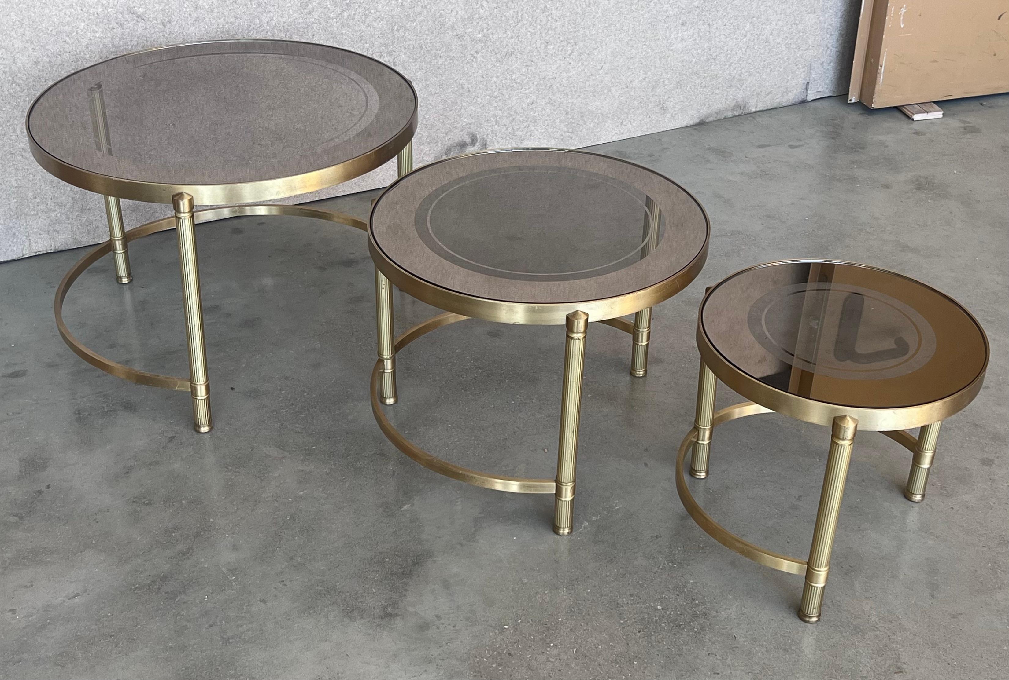 Set of Three Round Brass Nesting Tables with Smoked Pink Glass Tops For Sale 3