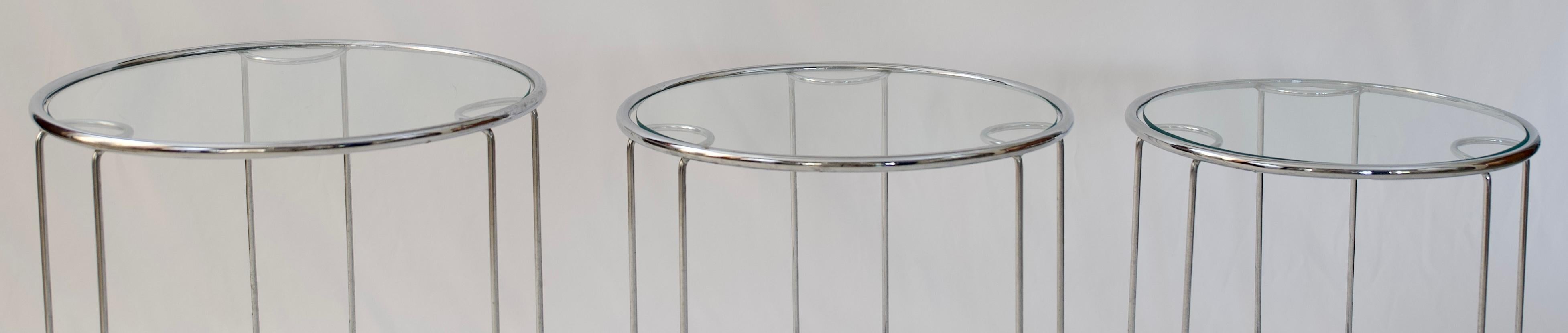 Américain Ensemble de trois tables d'extrémité gigognes rondes en chrome et verre de Milo Baughman  en vente