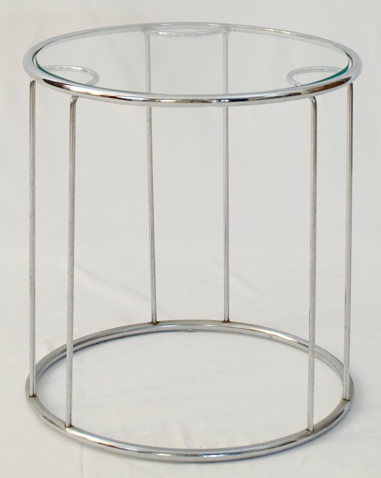 20ième siècle Ensemble de trois tables d'extrémité gigognes rondes en chrome et verre de Milo Baughman  en vente