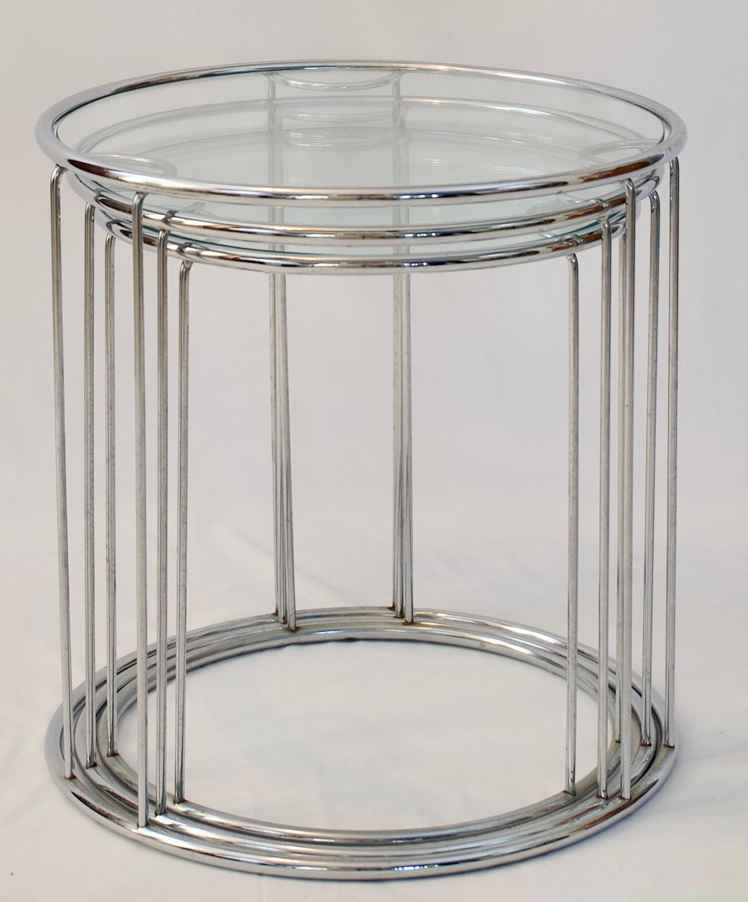 Verre Ensemble de trois tables d'extrémité gigognes rondes en chrome et verre de Milo Baughman  en vente