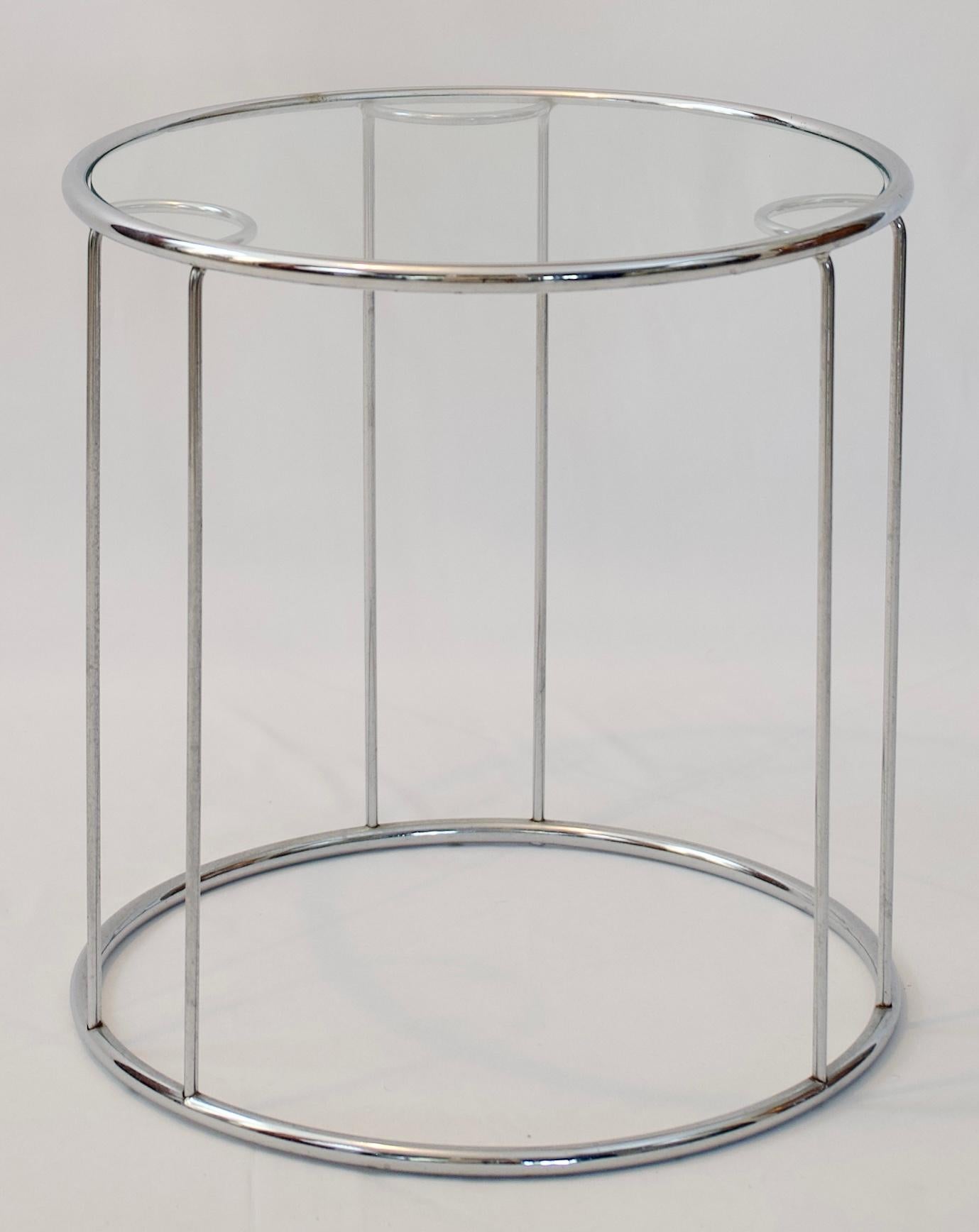 Ensemble de trois tables d'extrémité gigognes rondes en chrome et verre de Milo Baughman  en vente 1