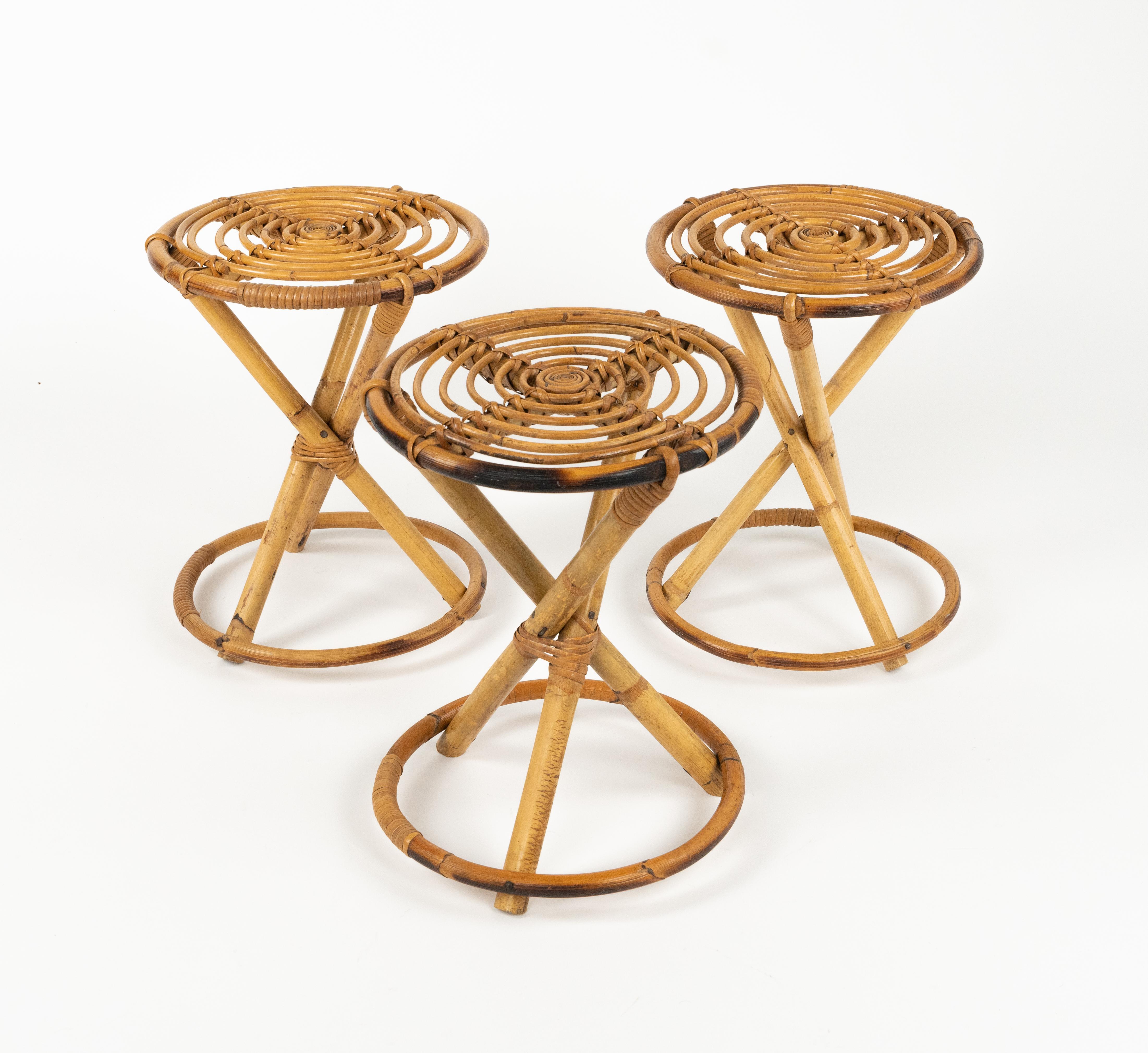 Midcentury beautiful round set of three stools or side tables in rattan and Bamboo.

Made in Italy in the 196os.

