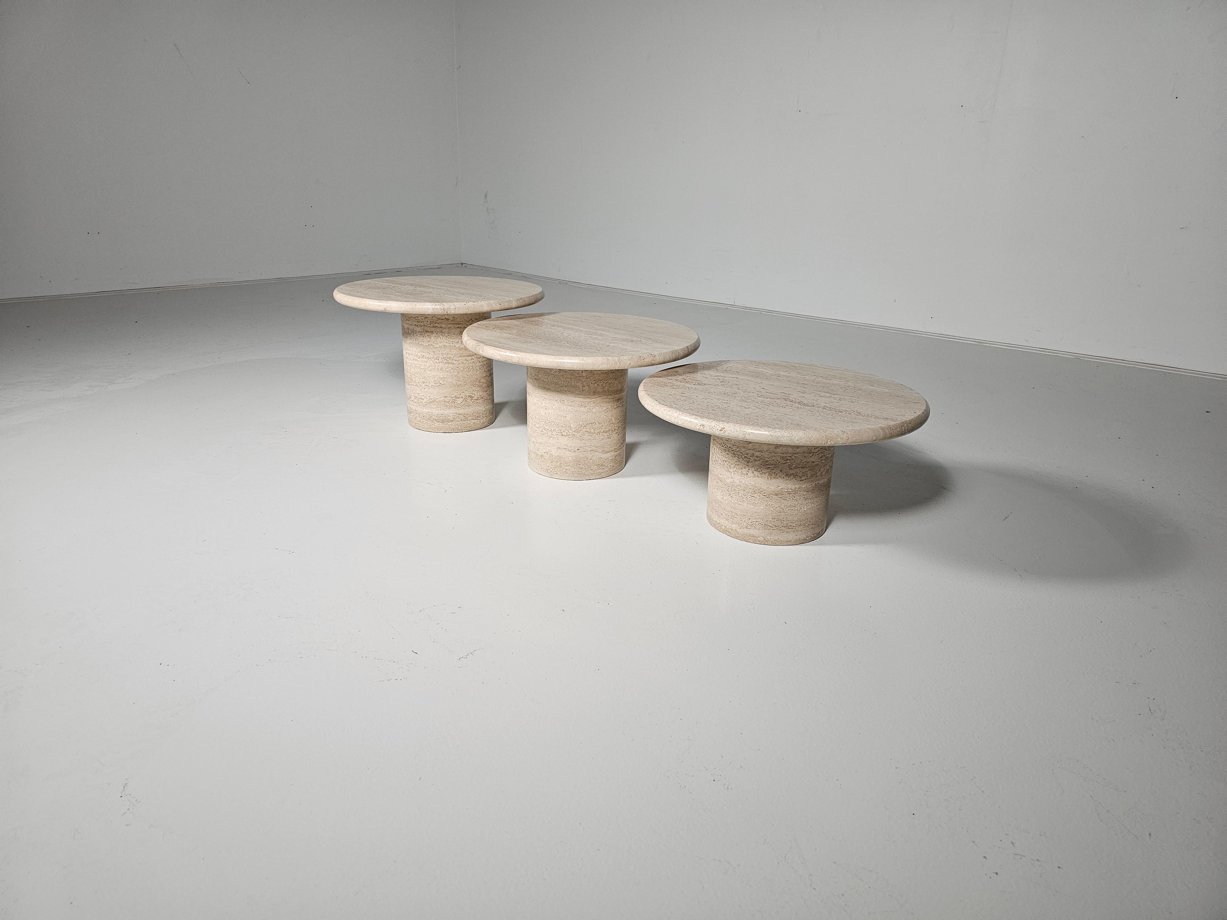 Set of Three Round Travertine Cocktail Tables, Italy, 1970s In Good Condition In amstelveen, NL