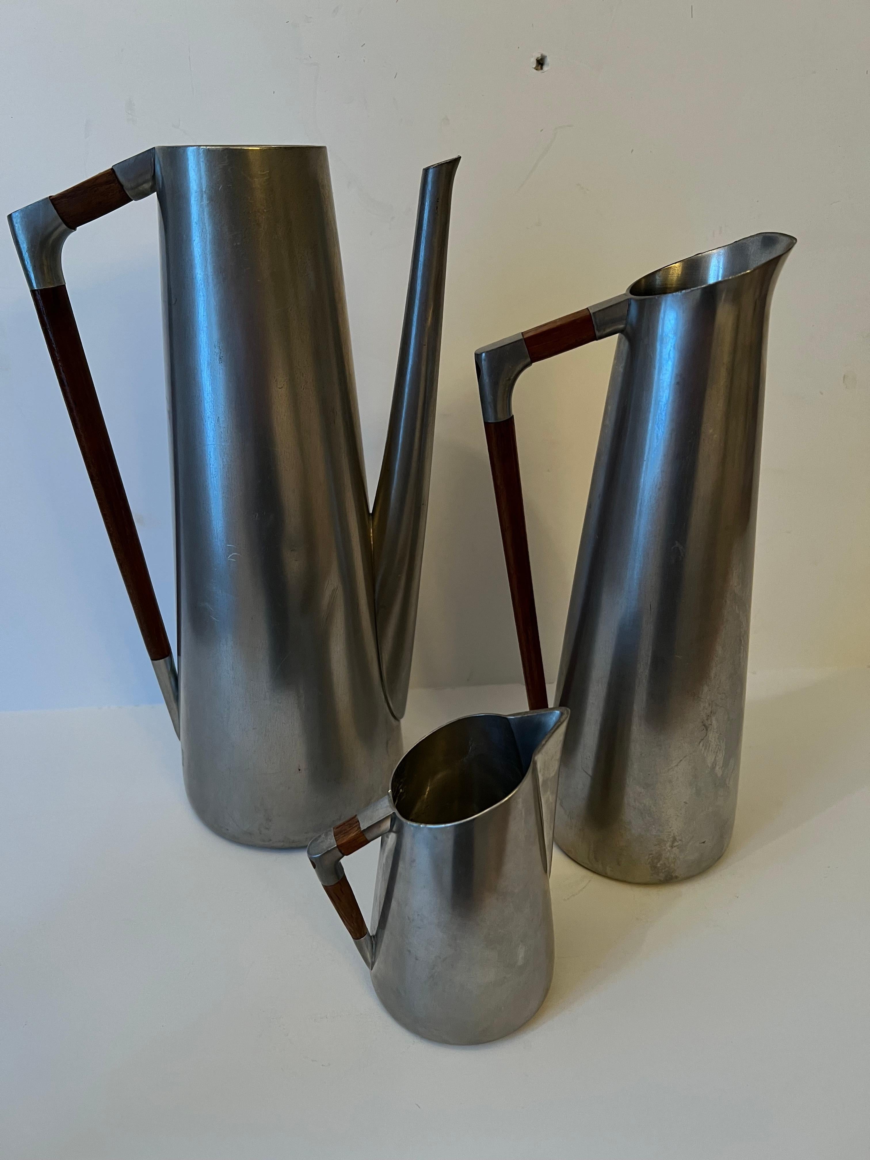 Patinated Set of Three Royal Holland Pewter Pitchers with Teak Handles For Sale