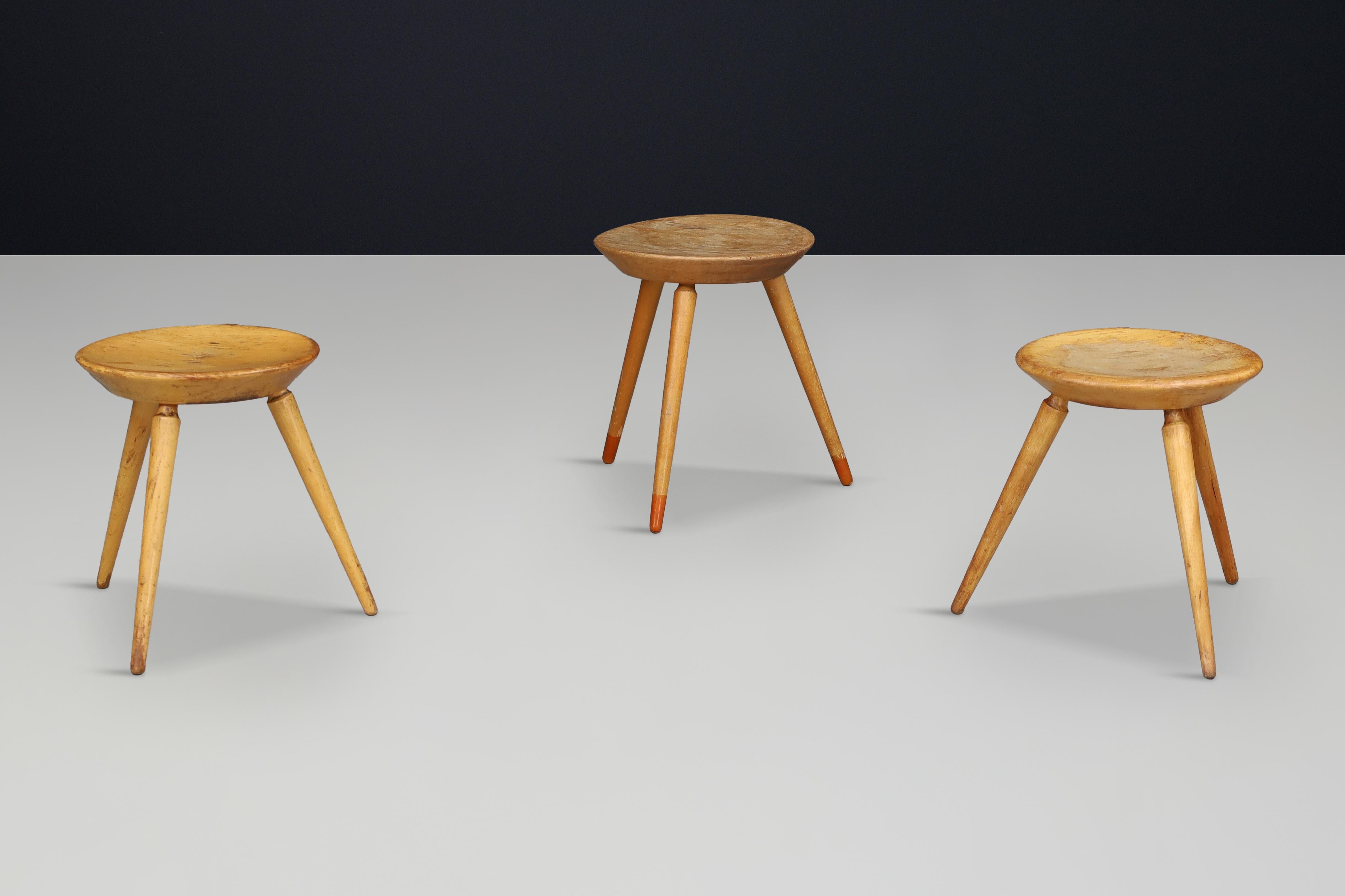 Set of Three Rustic Mid-Century Tripod Stools in Solid Wood, France, 1950s in vendita 3